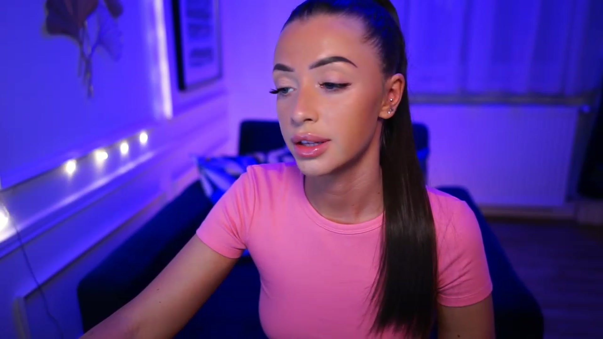 Gallery image thumbnail from emma_ruby's myfreecams stream on, 03/18/2023, 18:57 image 13 of 20