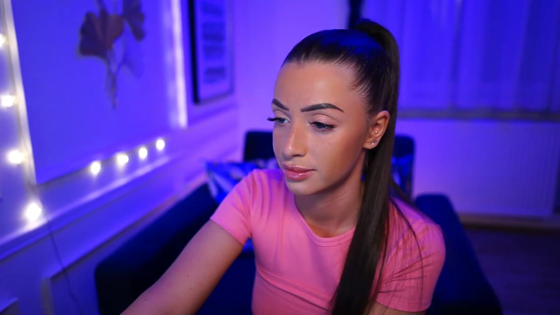 Gallery image thumbnail from emma_ruby's myfreecams stream on, 03/18/2023, 18:57 image 5 of 20