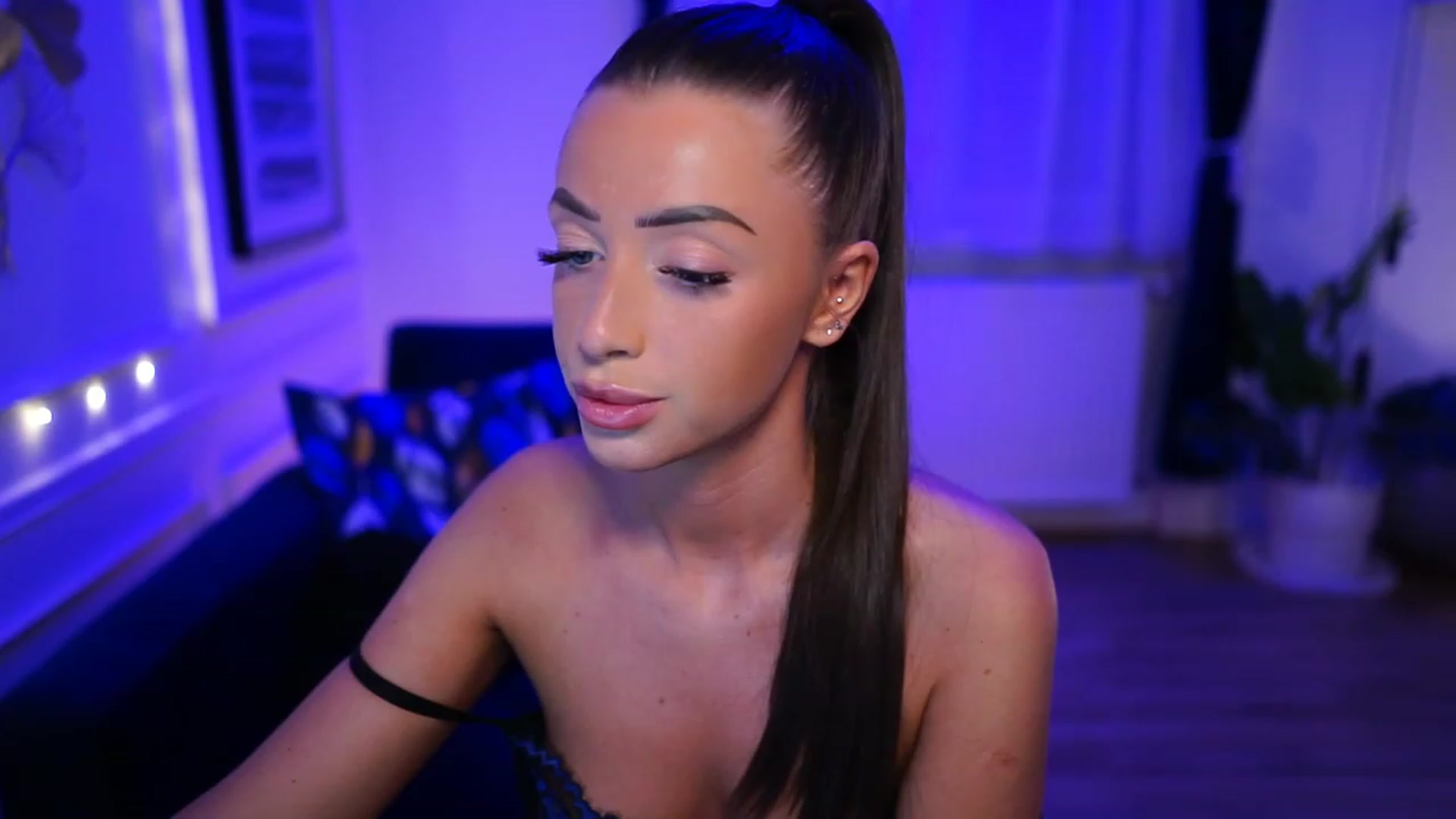Gallery image thumbnail from emma_ruby's myfreecams stream on, 03/19/2023, 19:29 image 3 of 20