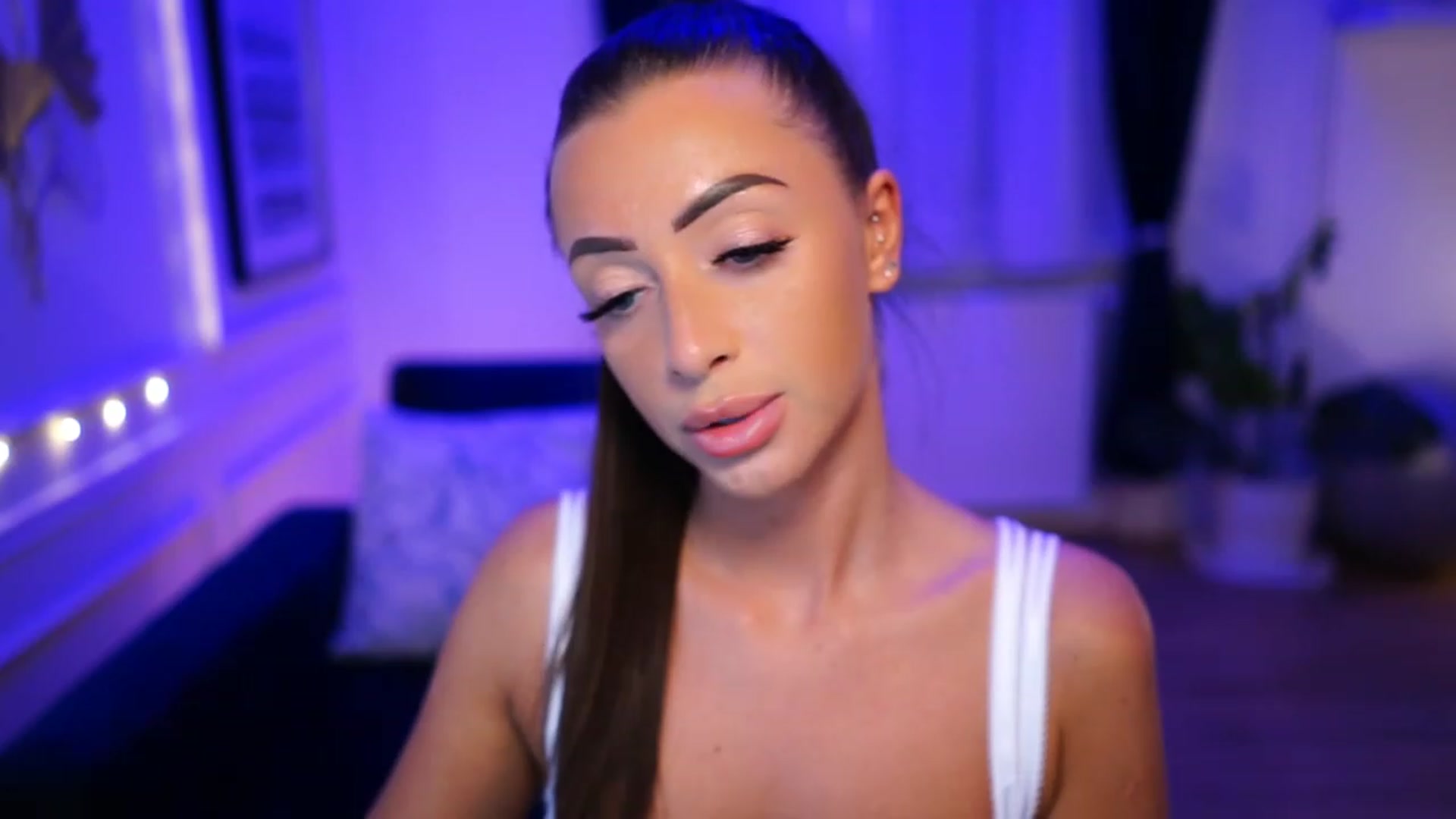 Gallery image thumbnail from emma_ruby's myfreecams stream on, 03/26/2023, 17:19 image 9 of 20
