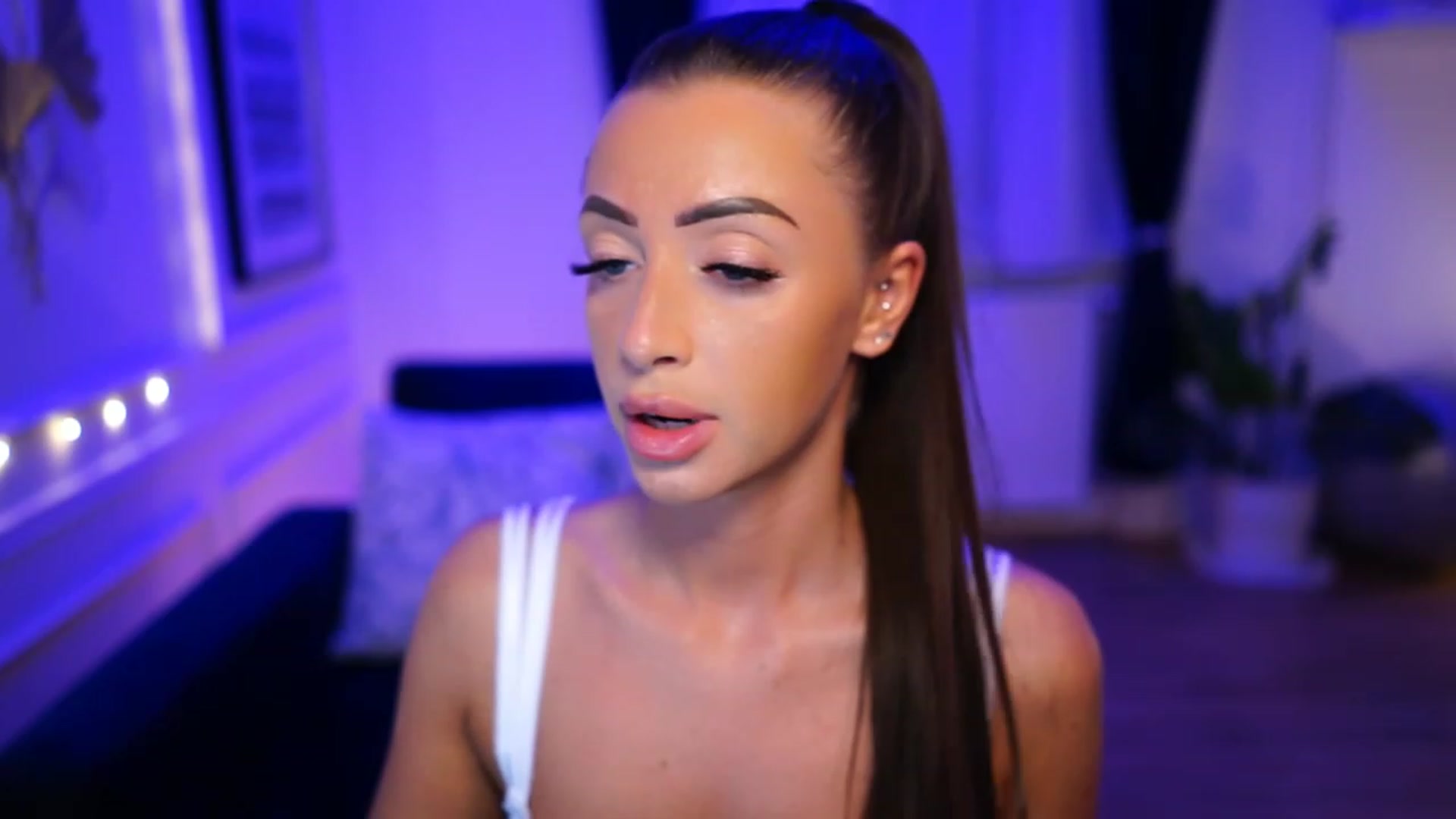 Gallery image thumbnail from emma_ruby's myfreecams stream on, 03/26/2023, 17:19 image 12 of 20