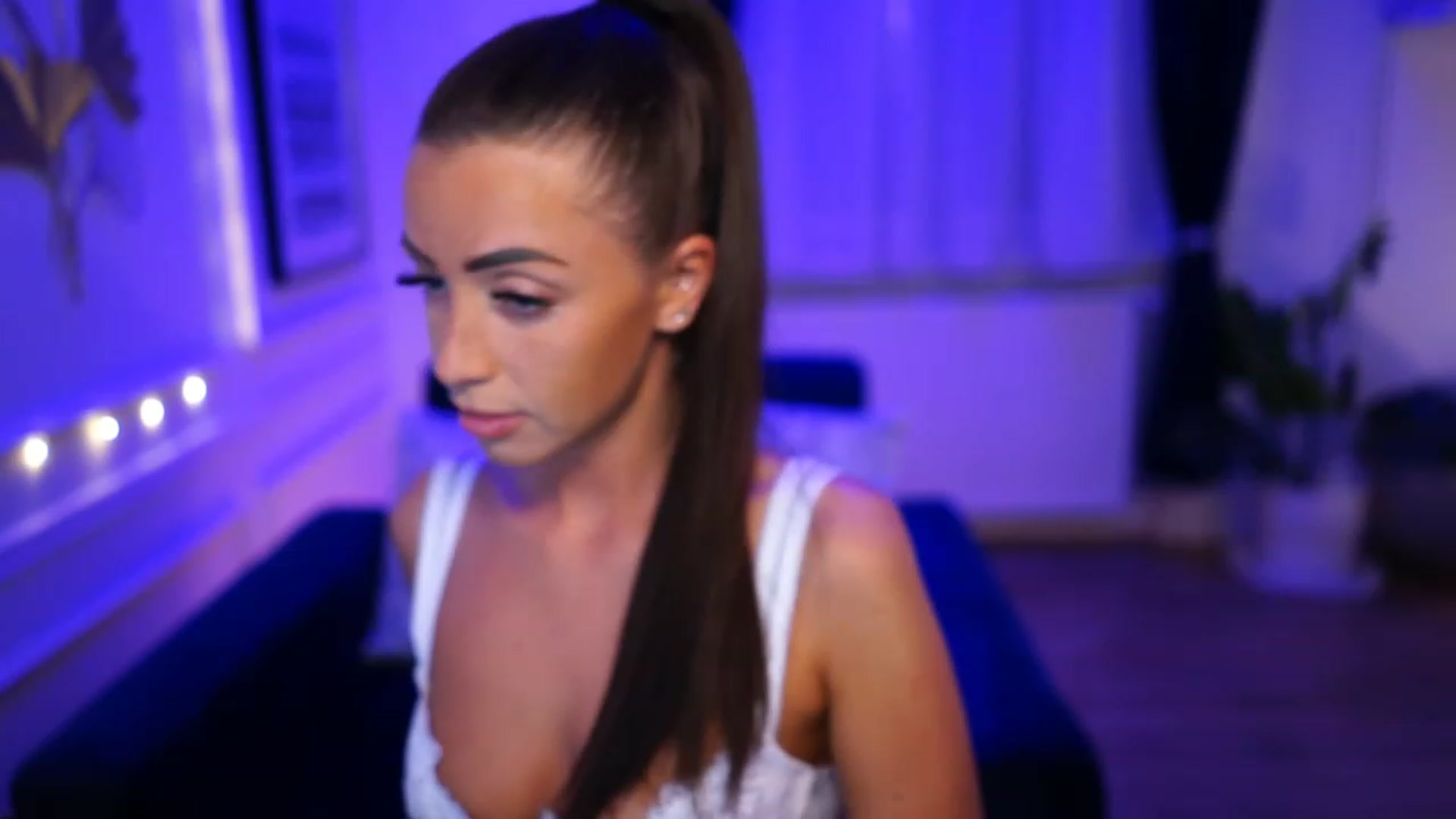 Gallery image thumbnail from emma_ruby's myfreecams stream on, 03/26/2023, 17:19 image 16 of 20