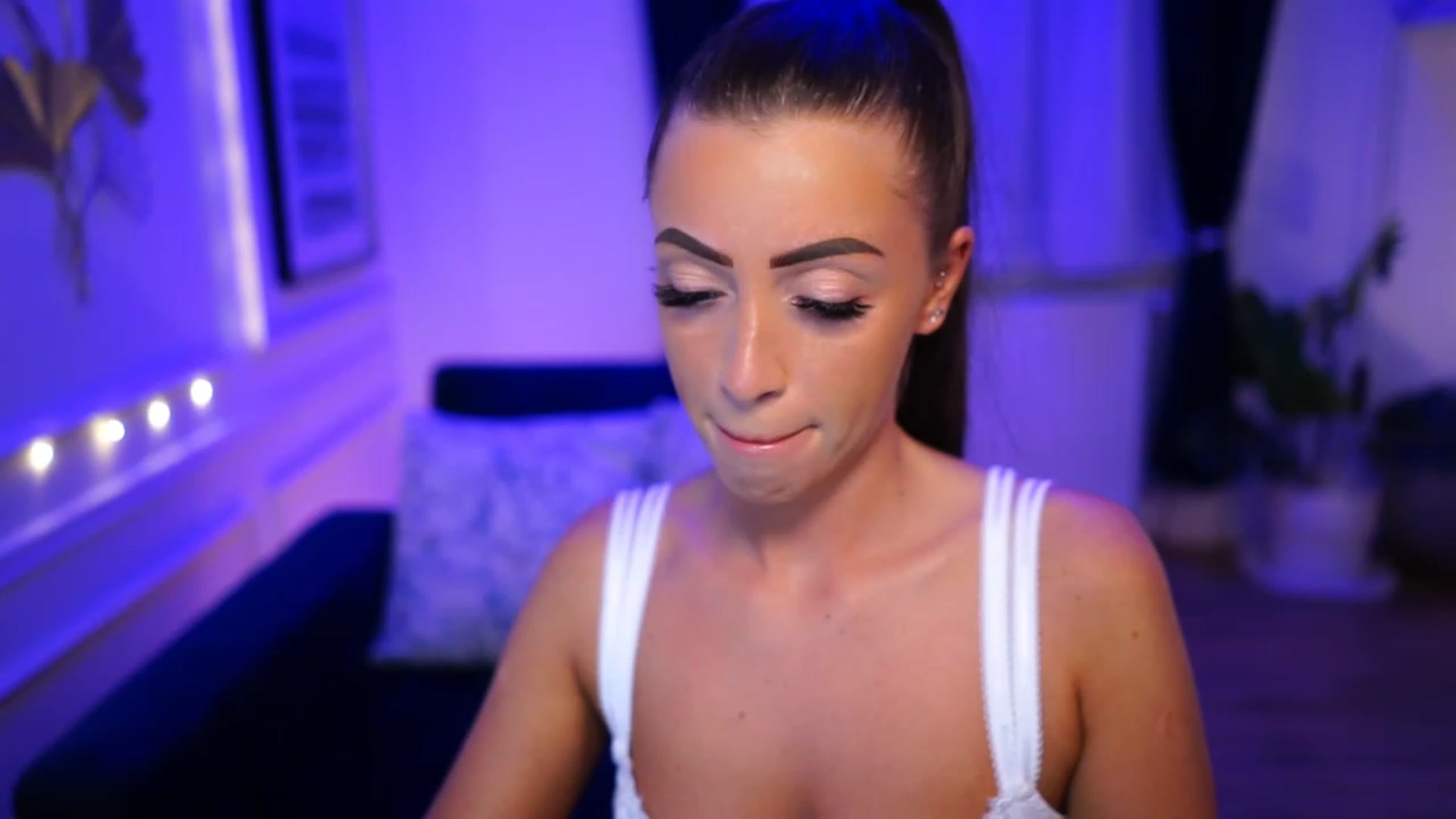 Gallery image thumbnail from emma_ruby's myfreecams stream on, 03/26/2023, 17:19 image 7 of 20