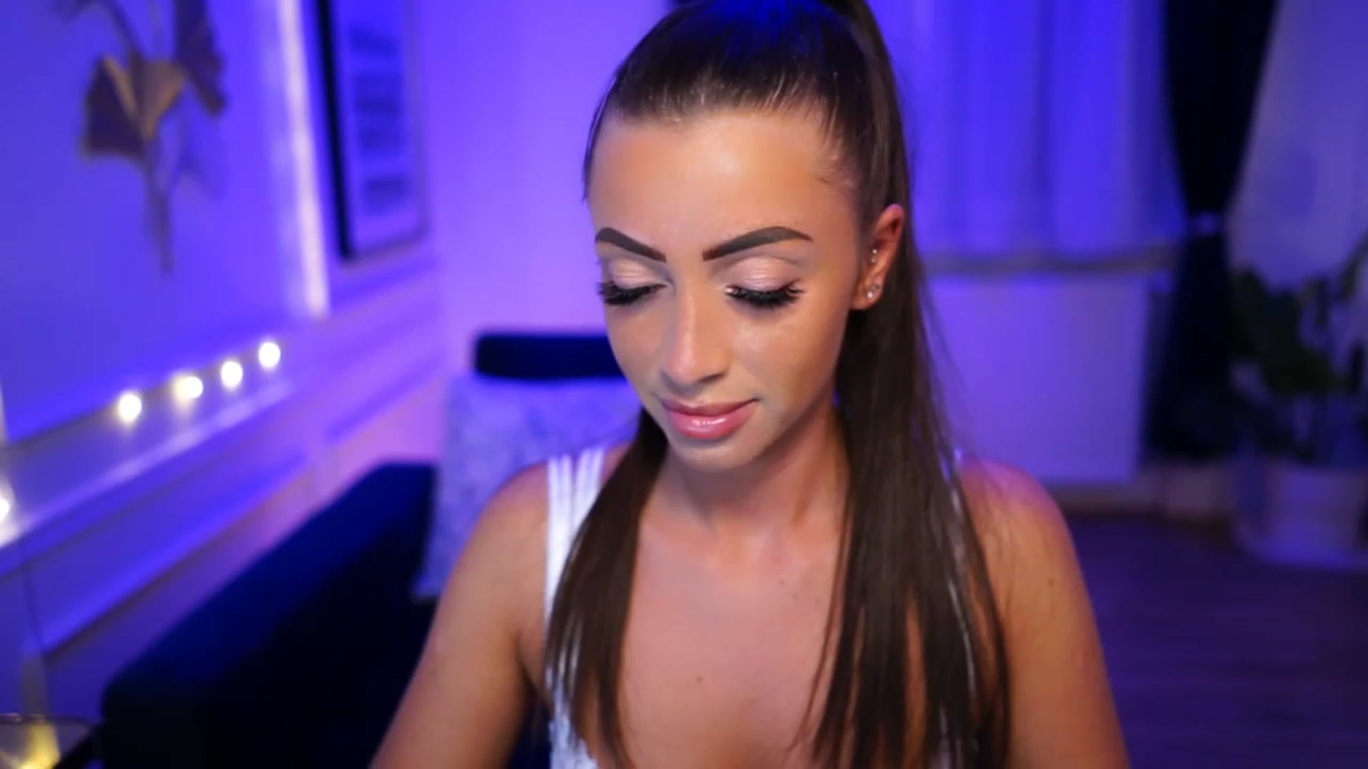 Gallery image thumbnail from emma_ruby's myfreecams stream on, 03/26/2023, 17:19 image 4 of 20