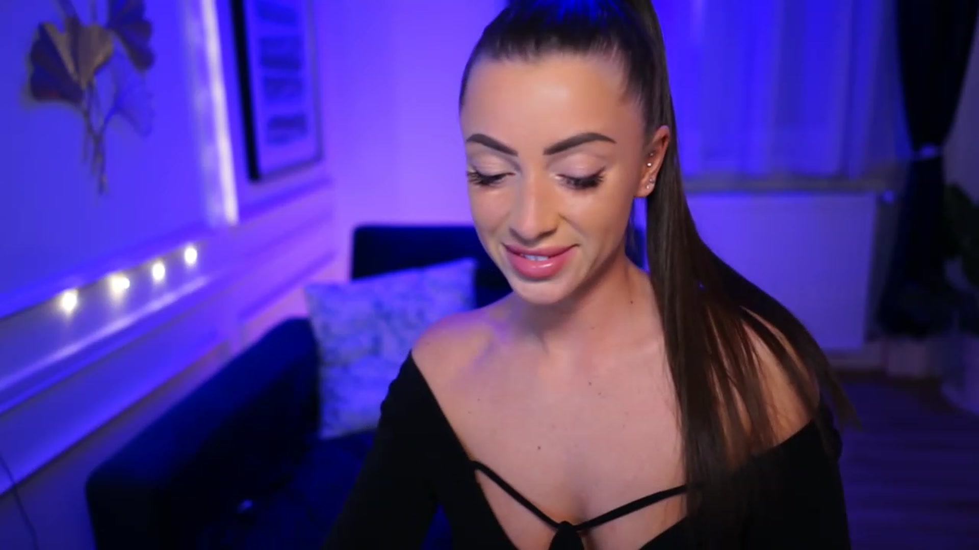 Gallery image thumbnail from emma_ruby's myfreecams stream on, 04/09/2023, 17:23 image 15 of 20