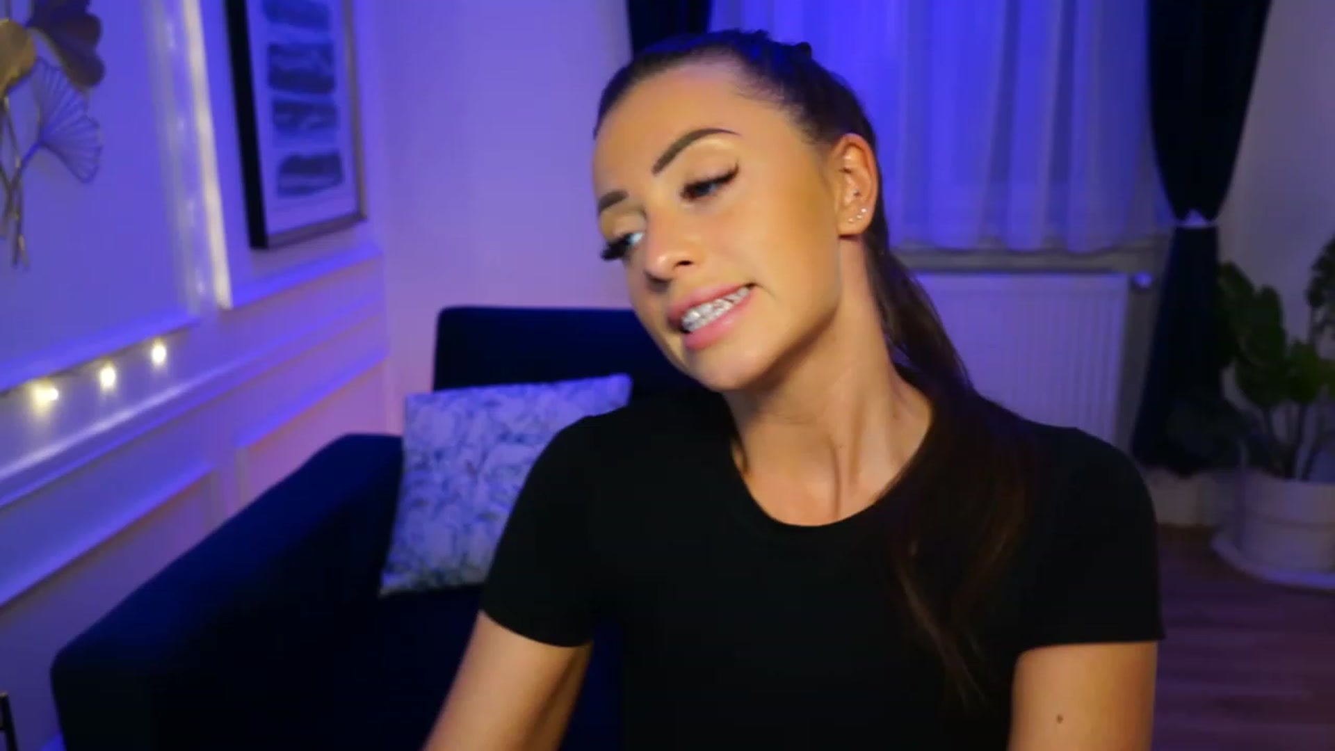 Gallery image thumbnail from emma_ruby's myfreecams stream on, 04/16/2023, 17:07 image 14 of 20