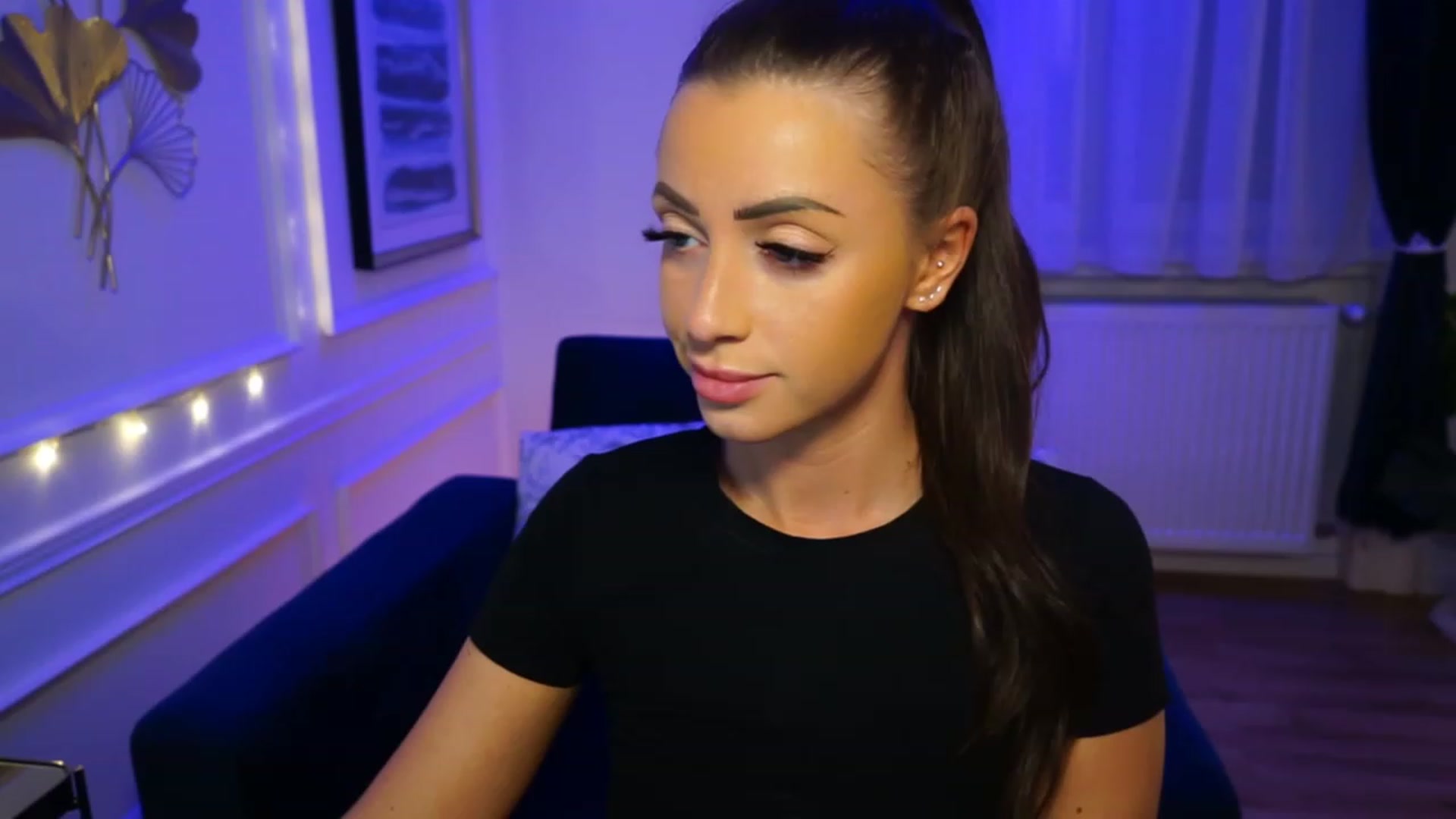 Gallery image thumbnail from emma_ruby's myfreecams stream on, 04/16/2023, 17:07 image 5 of 20
