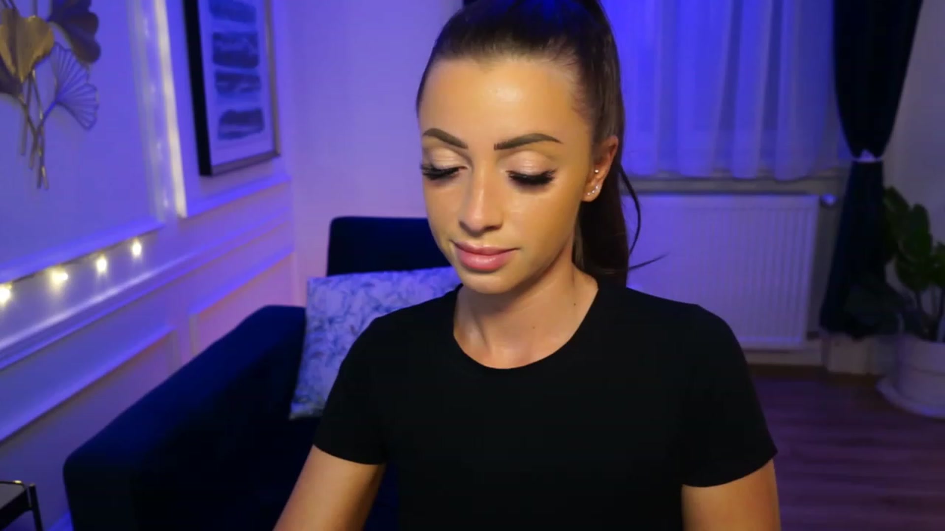 Gallery image thumbnail from emma_ruby's myfreecams stream on, 04/16/2023, 17:07 image 9 of 20