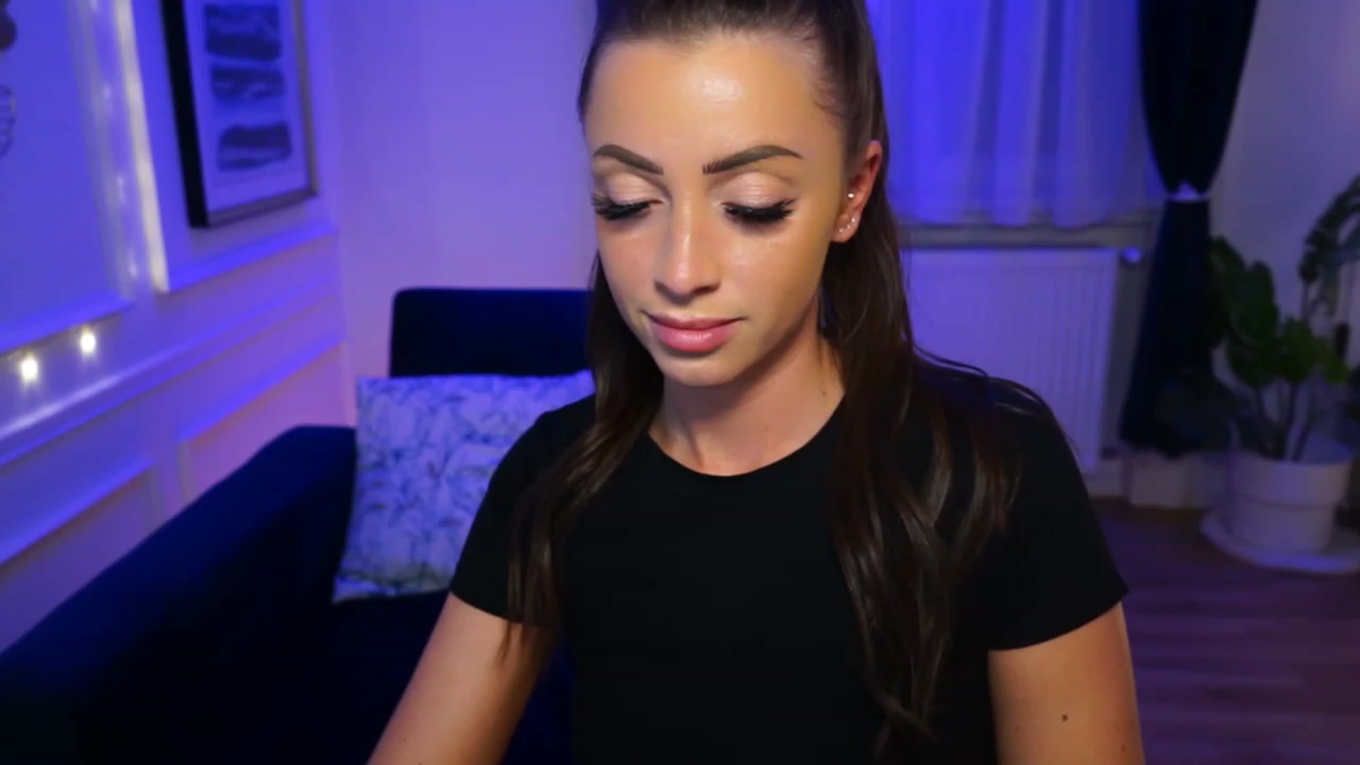 Gallery image thumbnail from emma_ruby's myfreecams stream on, 04/16/2023, 18:17 image 16 of 20