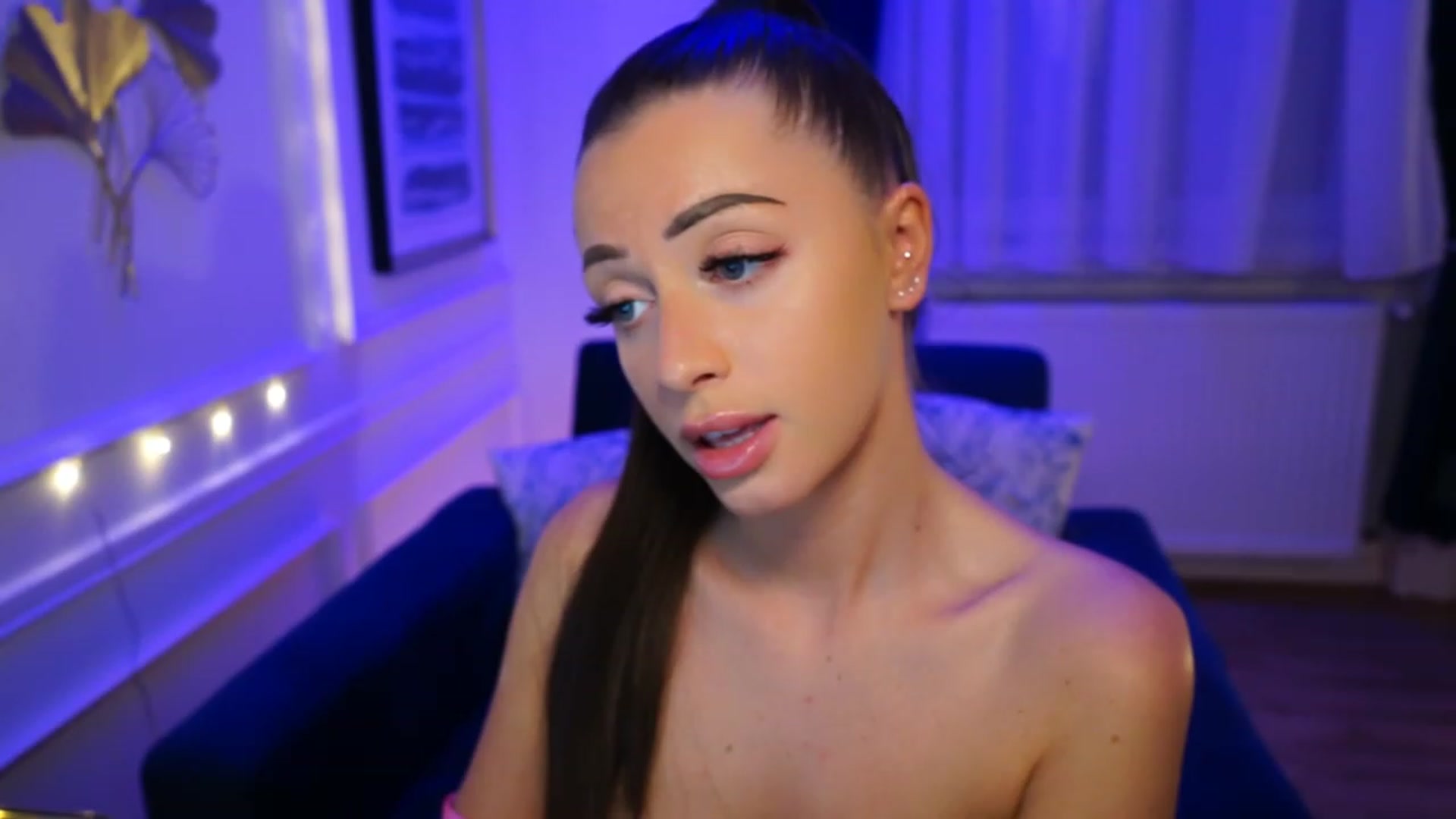 Gallery image thumbnail from emma_ruby's myfreecams stream on, 04/18/2023, 19:23 image 8 of 20