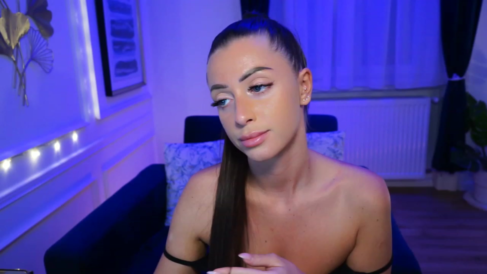 Gallery image thumbnail from emma_ruby's myfreecams stream on, 04/21/2023, 18:04 image 12 of 20