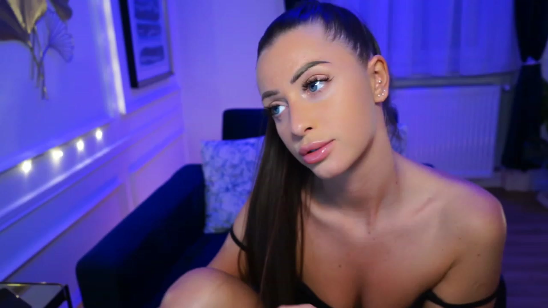 Gallery image thumbnail from emma_ruby's myfreecams stream on, 04/21/2023, 18:42 image 8 of 20