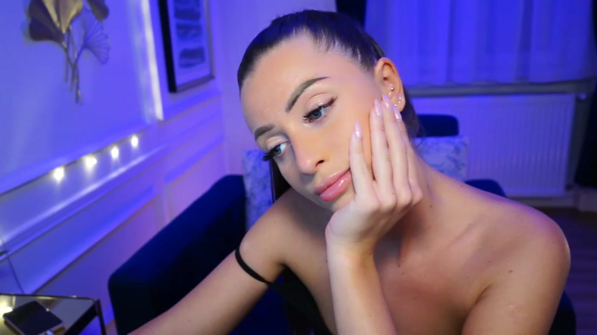 Gallery image thumbnail from emma_ruby's myfreecams stream on, 04/21/2023, 18:42 image 10 of 20
