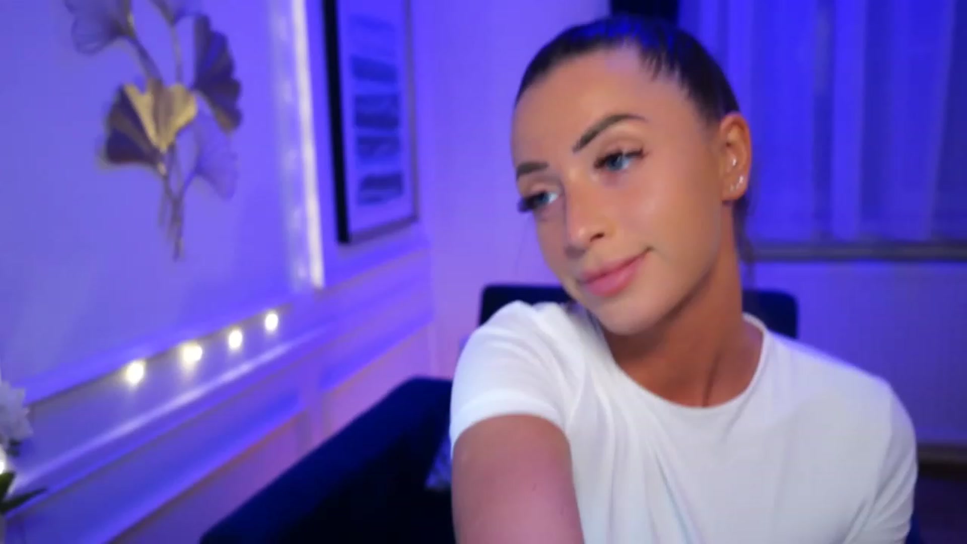 Gallery image thumbnail from emma_ruby's myfreecams stream on, 04/23/2023, 17:01 image 6 of 20