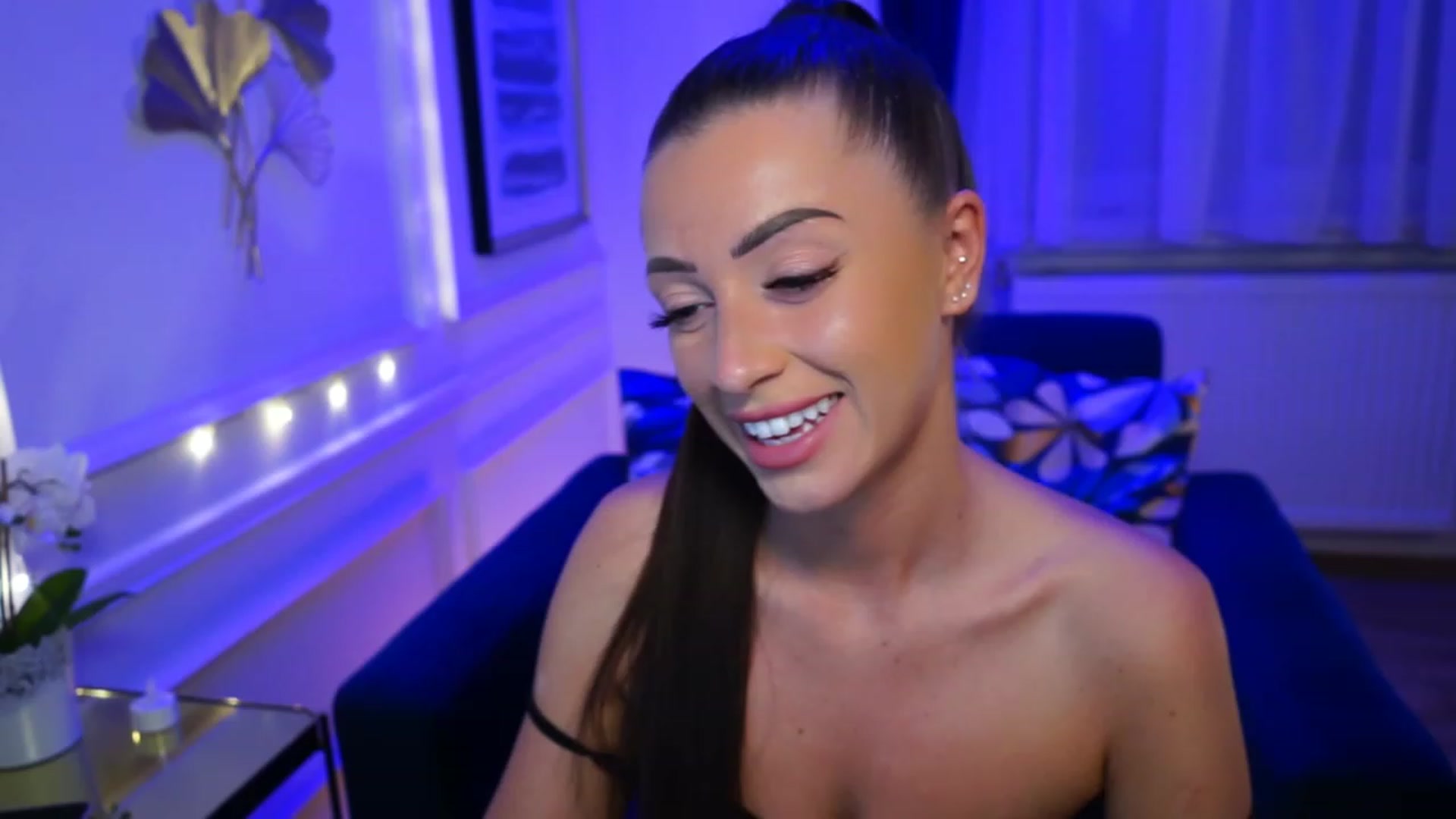 Gallery image thumbnail from emma_ruby's myfreecams stream on, 04/25/2023, 18:45 image 6 of 20