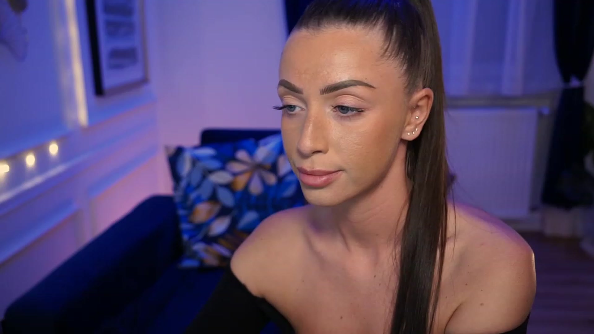 Gallery image thumbnail from emma_ruby's myfreecams stream on, 05/03/2023, 17:48 image 14 of 20