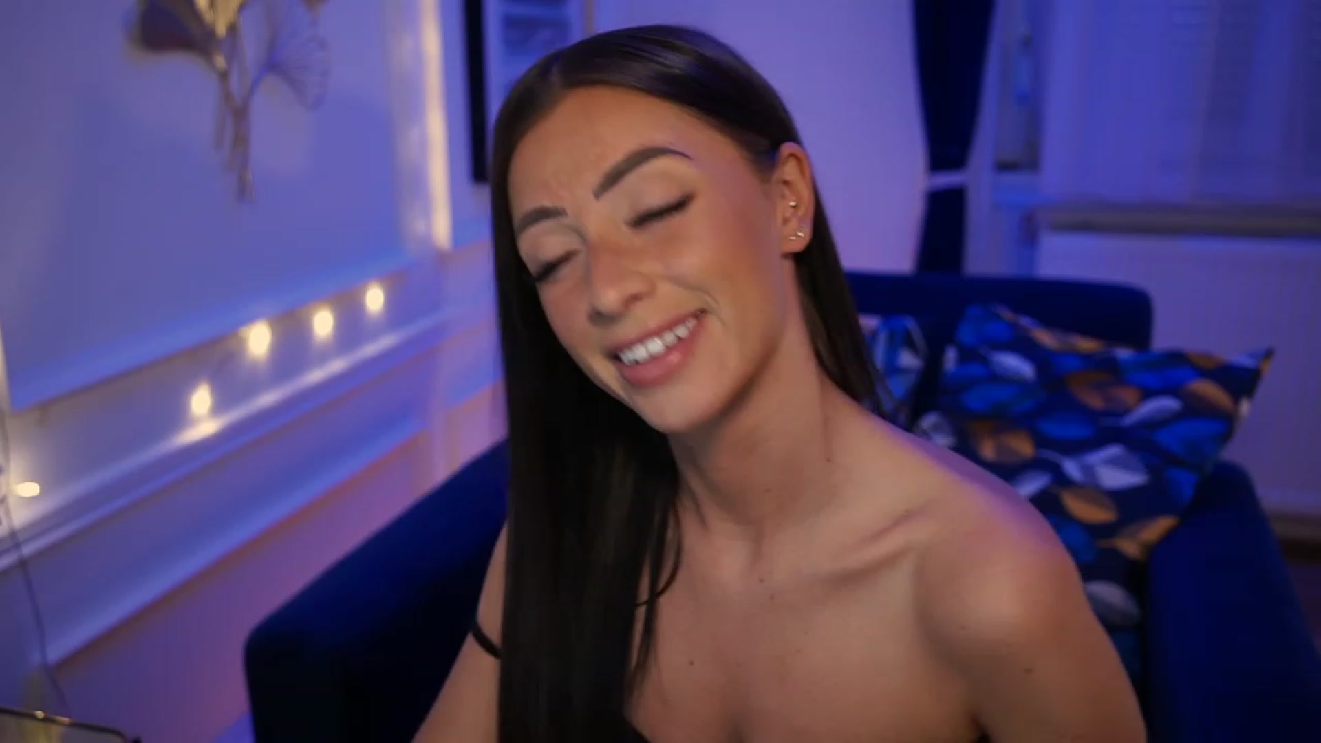 Gallery image thumbnail from emma_ruby's myfreecams stream on, 05/13/2023, 17:48 image 18 of 20
