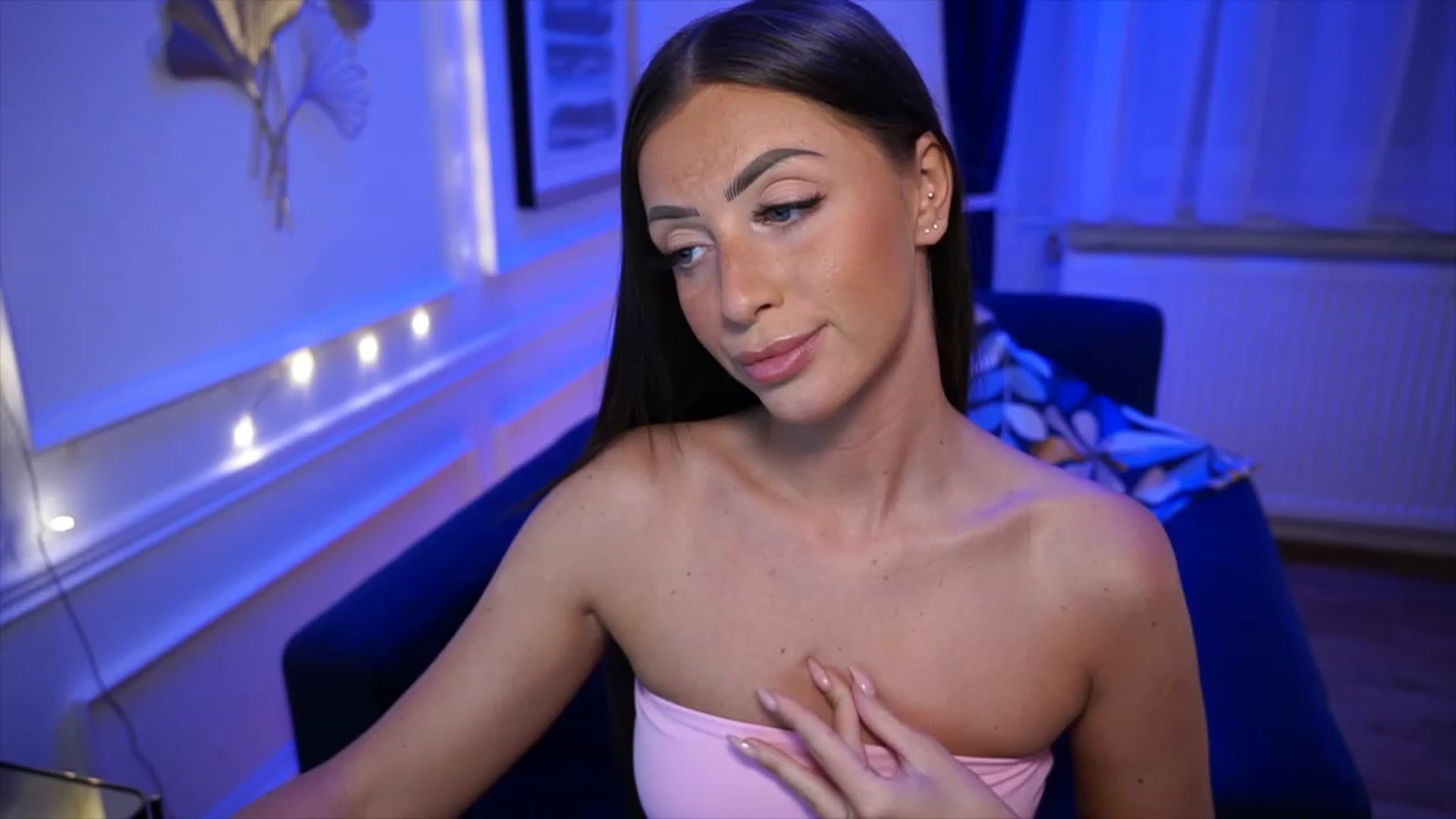 Gallery image thumbnail from emma_ruby's myfreecams stream on, 05/14/2023, 17:22 image 19 of 20