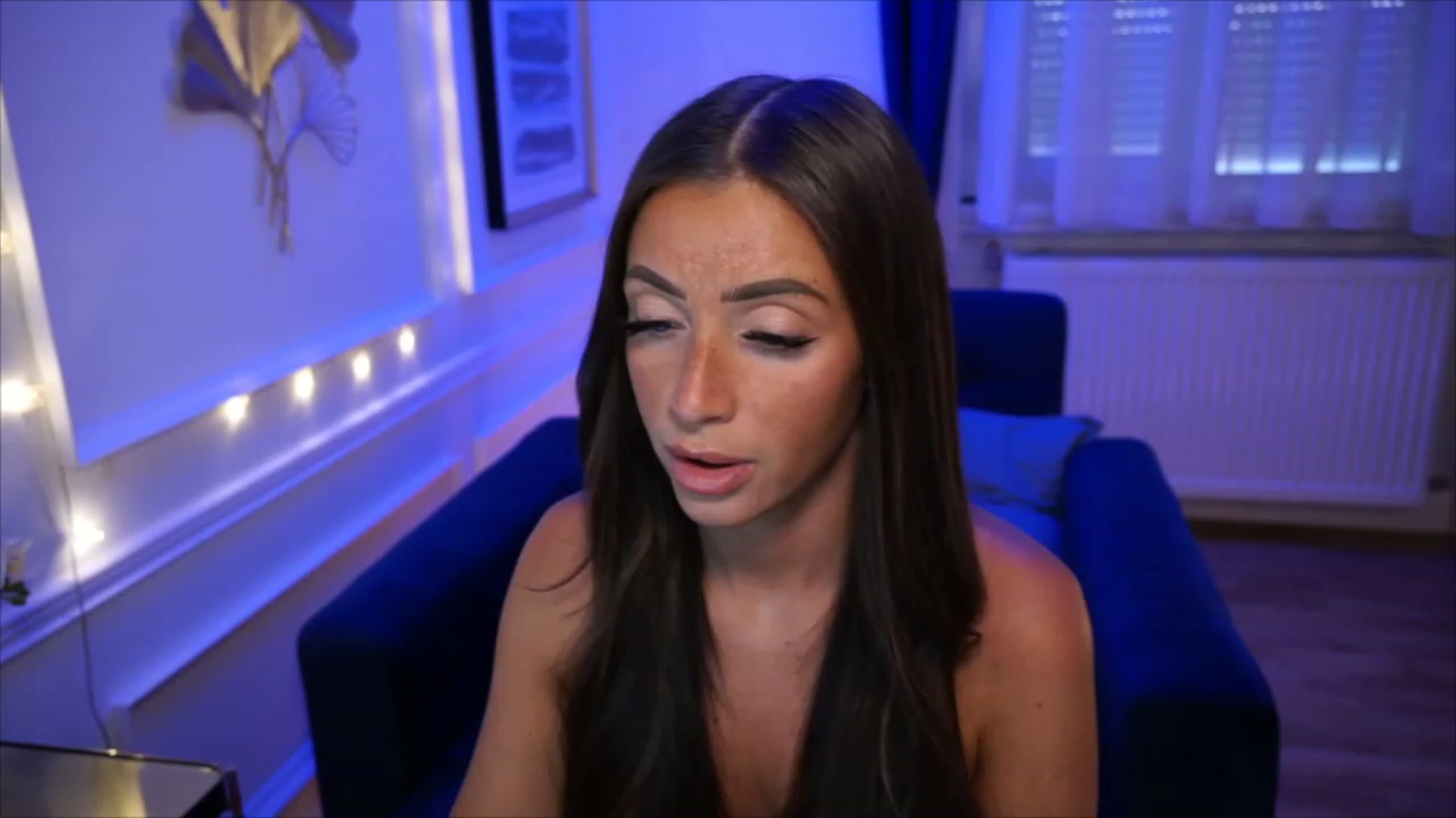 Gallery image thumbnail from emma_ruby's myfreecams stream on, 05/27/2023, 18:08 image 3 of 20