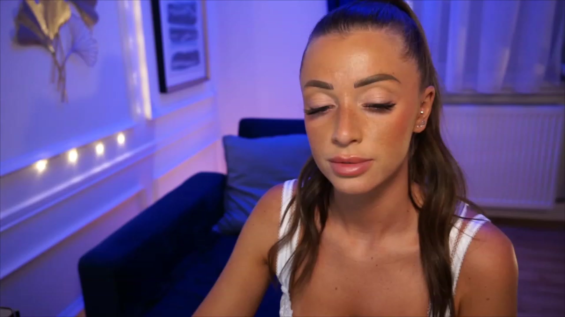 Gallery image thumbnail from emma_ruby's myfreecams stream on, 05/31/2023, 20:41 image 18 of 20