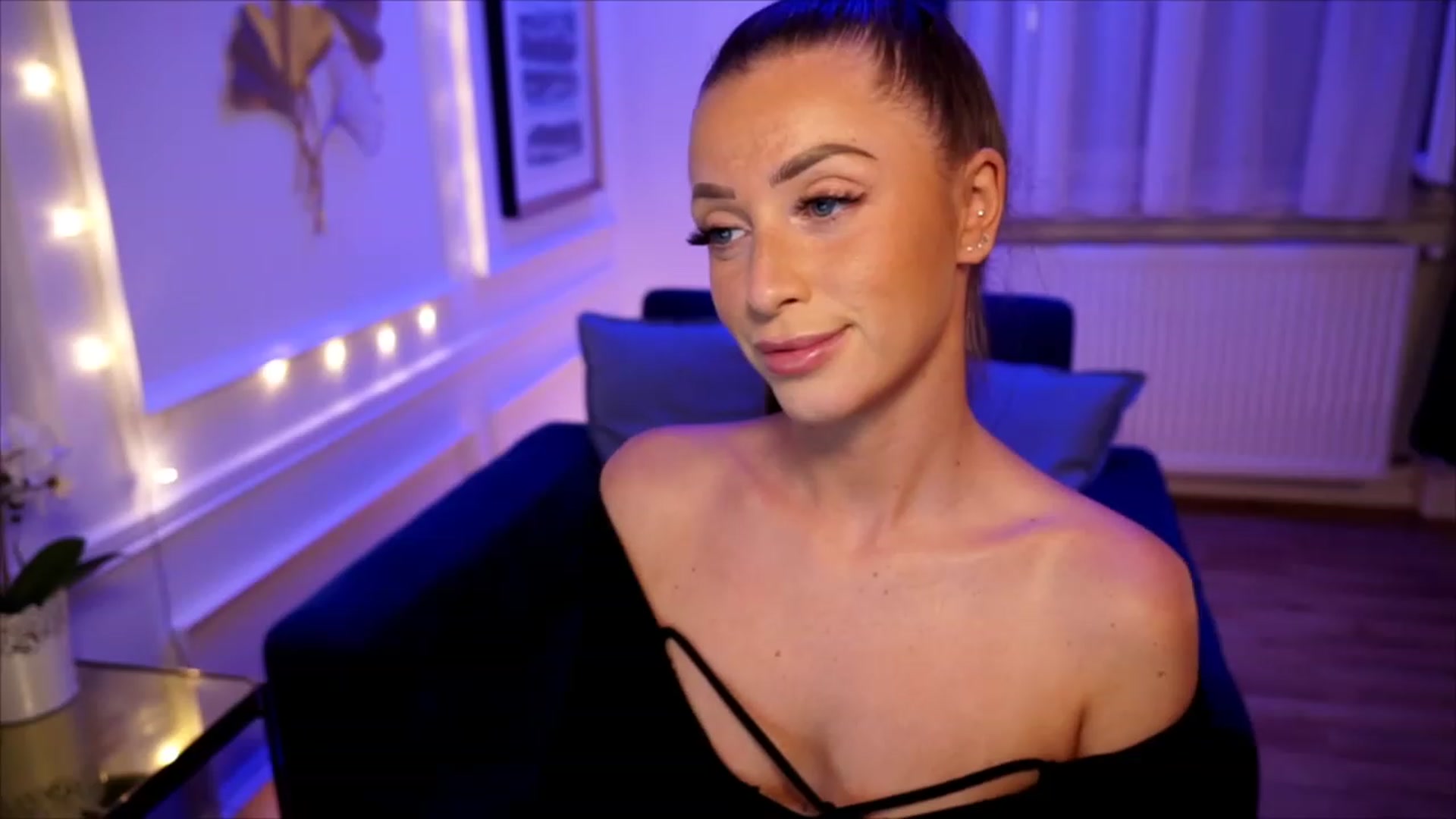 Gallery image thumbnail from emma_ruby's myfreecams stream on, 06/18/2023, 19:06 image 15 of 20