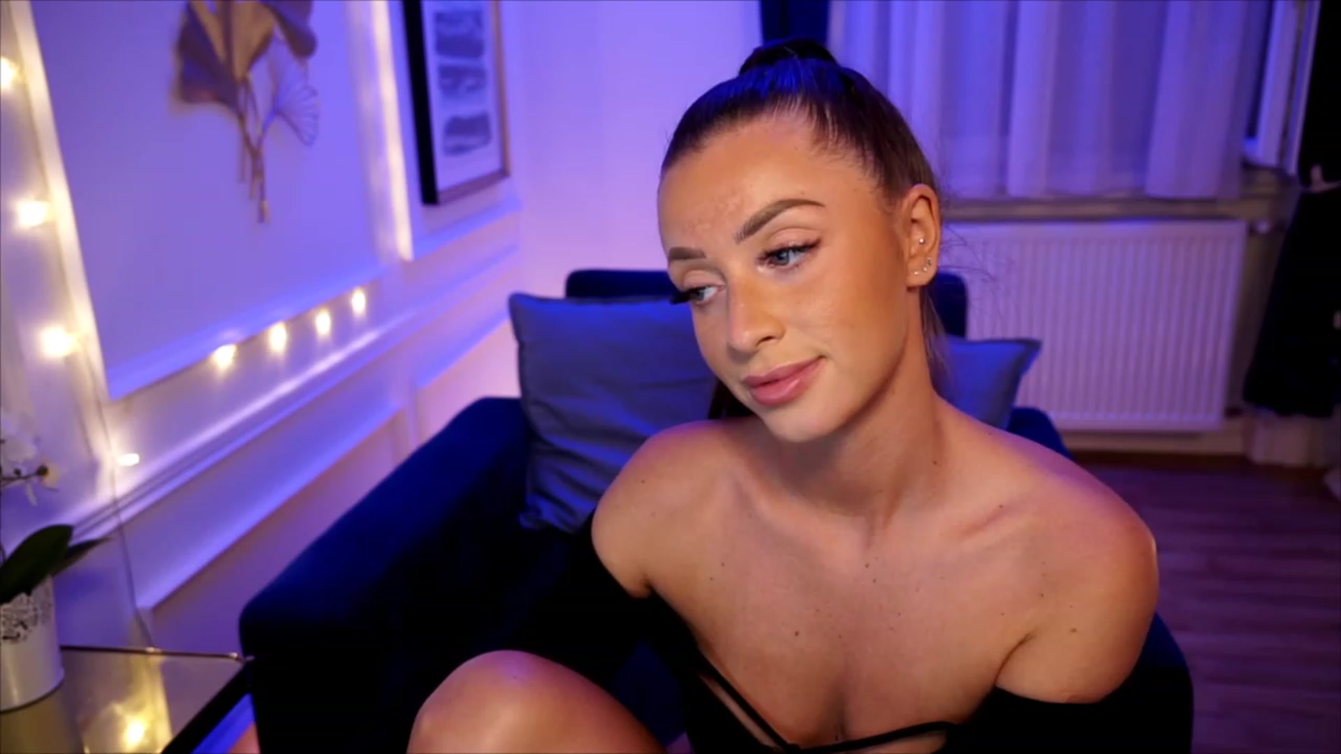 Gallery image thumbnail from emma_ruby's myfreecams stream on, 06/18/2023, 19:06 image 20 of 20