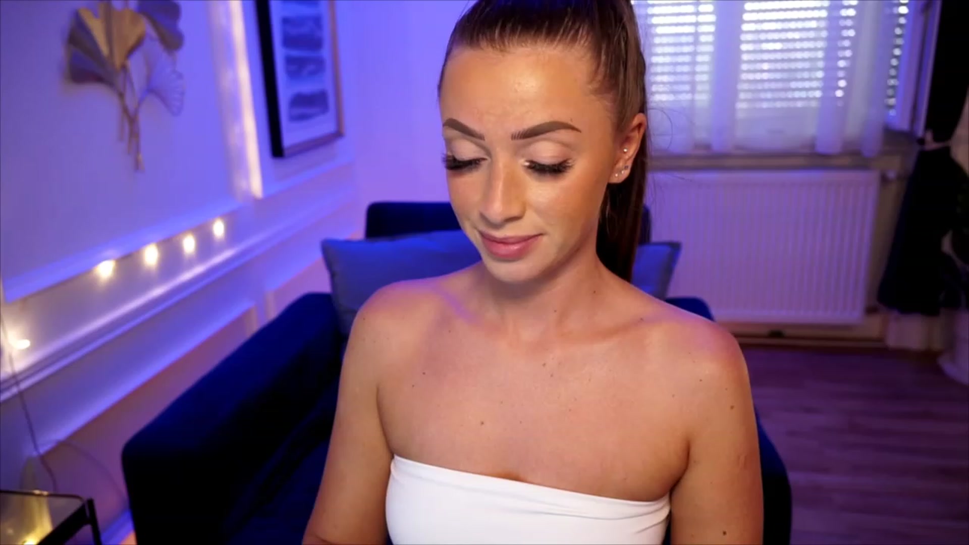 Gallery image thumbnail from emma_ruby's myfreecams stream on, 06/20/2023, 12:38 image 17 of 20