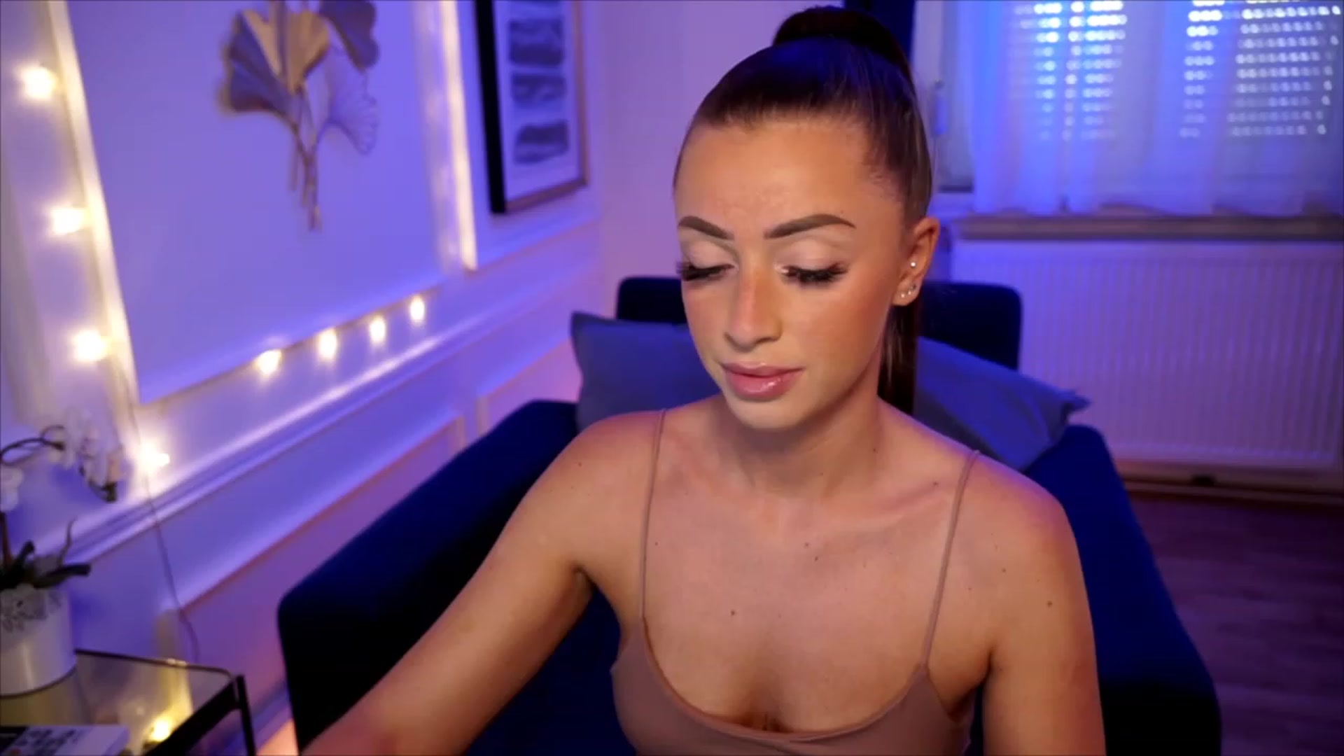 Gallery image thumbnail from emma_ruby's myfreecams stream on, 06/21/2023, 16:07 image 2 of 20