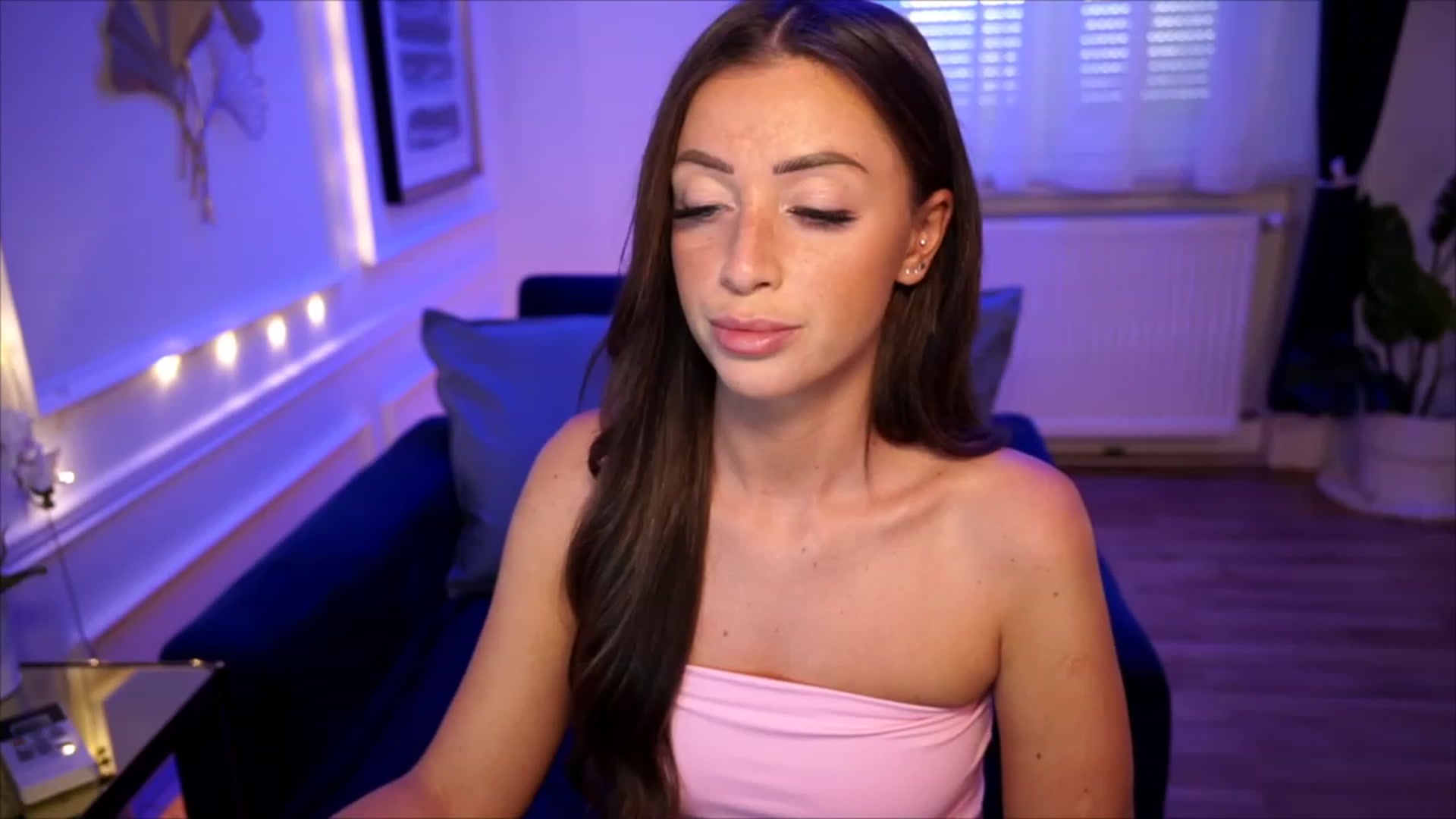 Gallery image thumbnail from emma_ruby's myfreecams stream on, 07/05/2023, 16:28 image 15 of 20