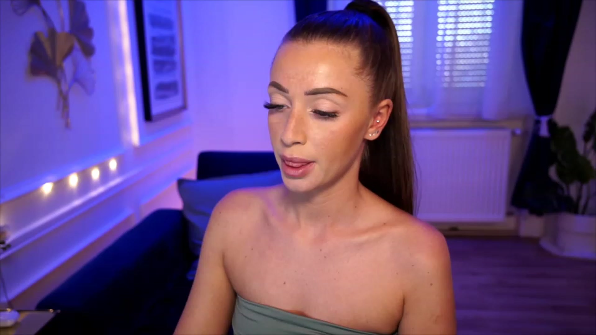 Gallery image thumbnail from emma_ruby's myfreecams stream on, 07/08/2023, 11:03 image 2 of 20