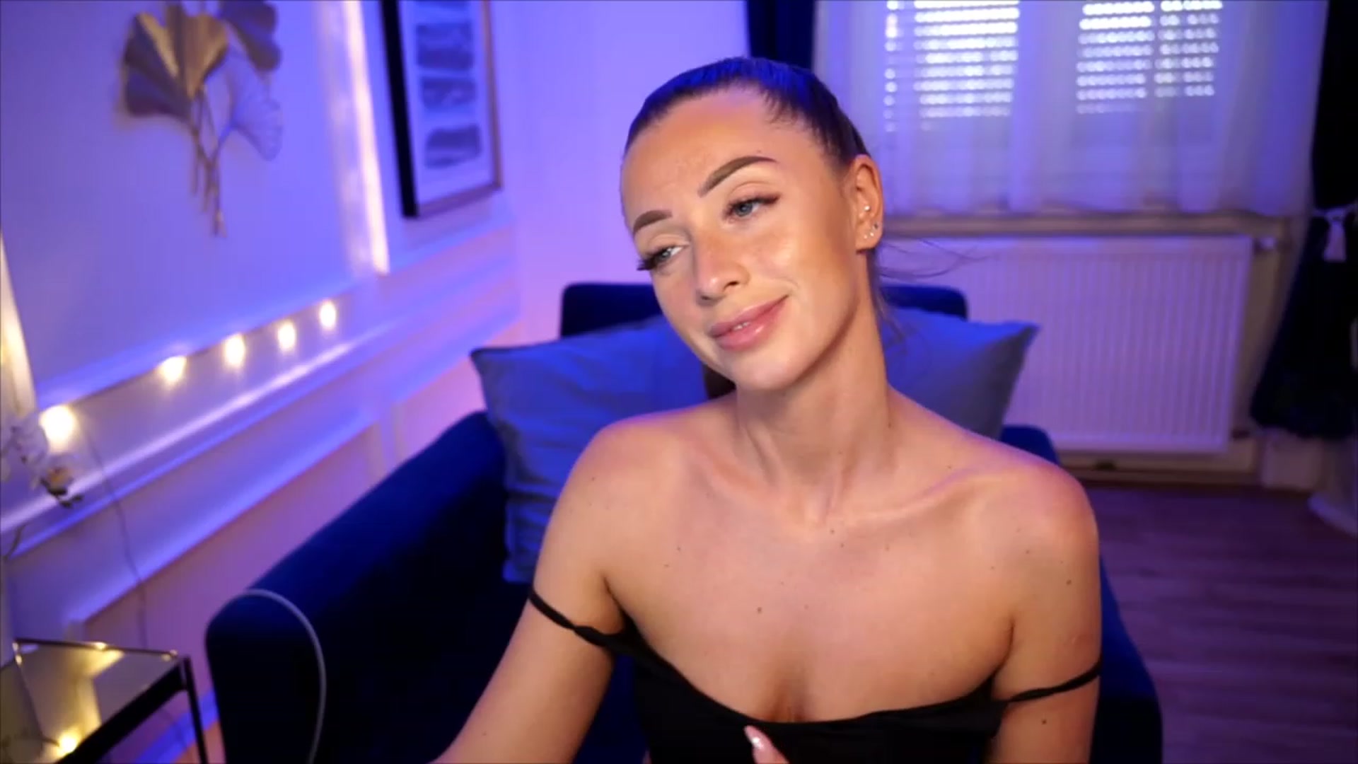 Gallery image thumbnail from emma_ruby's myfreecams stream on, 07/12/2023, 13:51 image 17 of 20