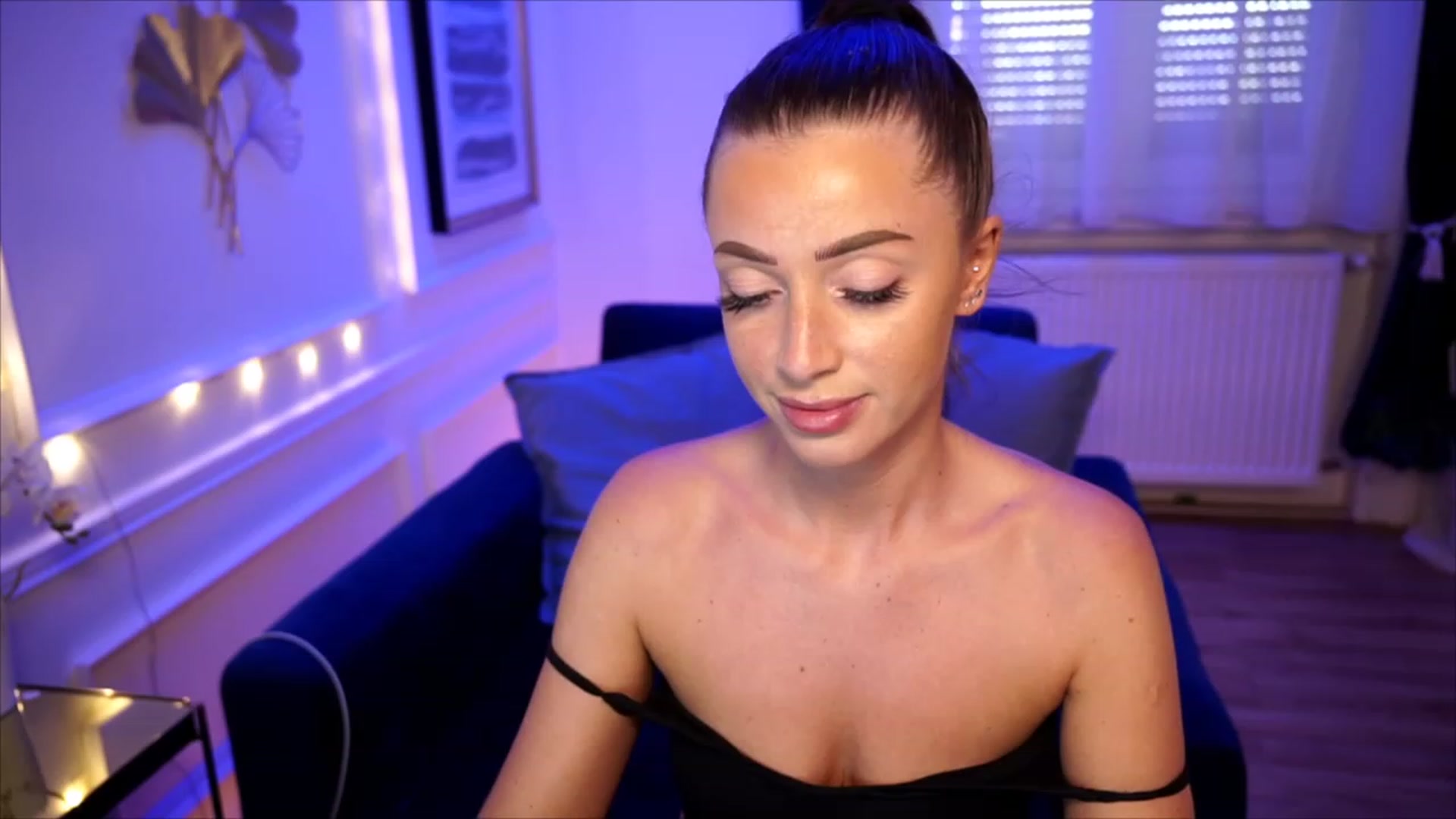 Gallery image thumbnail from emma_ruby's myfreecams stream on, 07/12/2023, 13:51 image 15 of 20