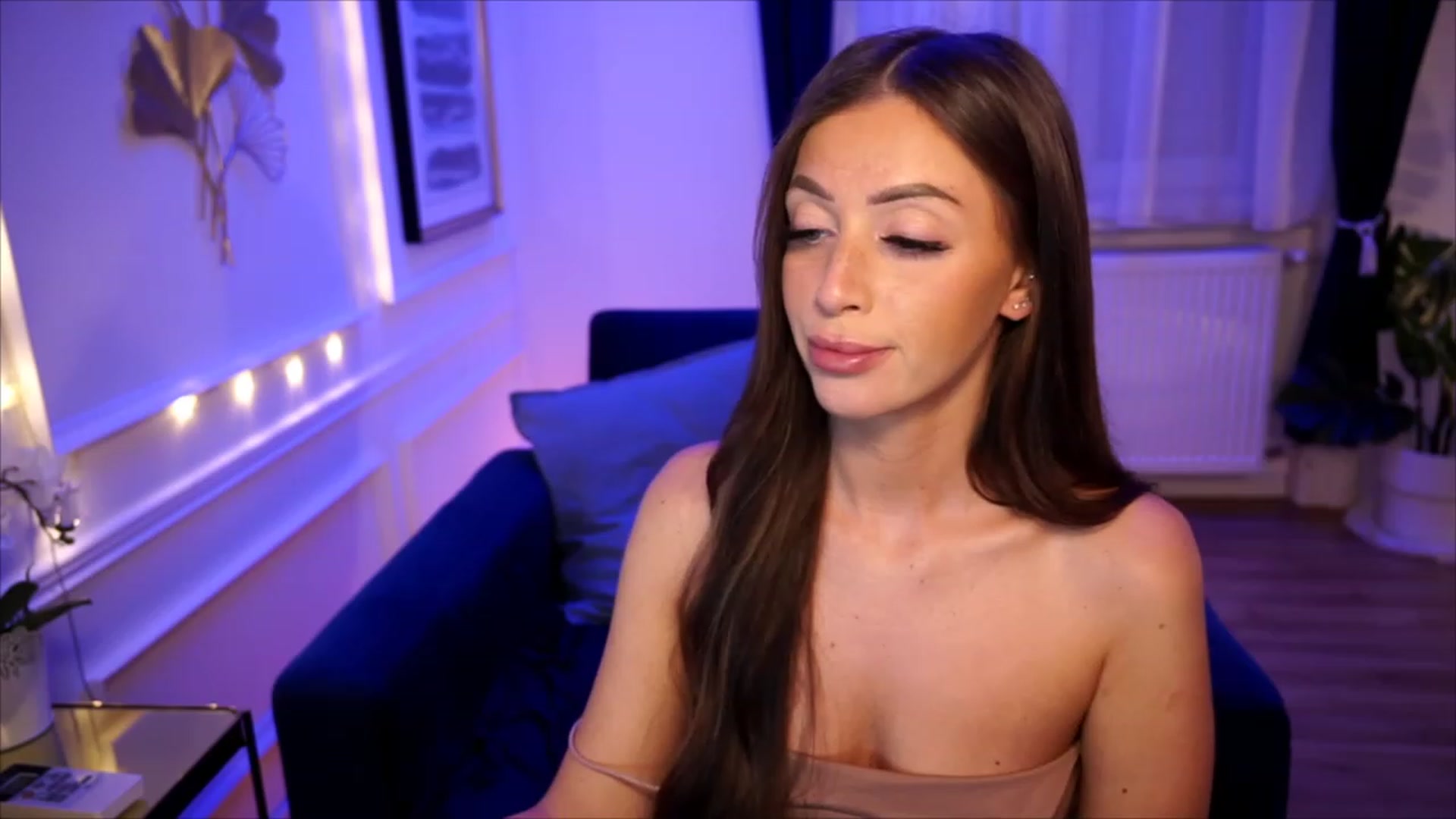 Gallery image thumbnail from emma_ruby's myfreecams stream on, 07/17/2023, 18:47 image 5 of 20