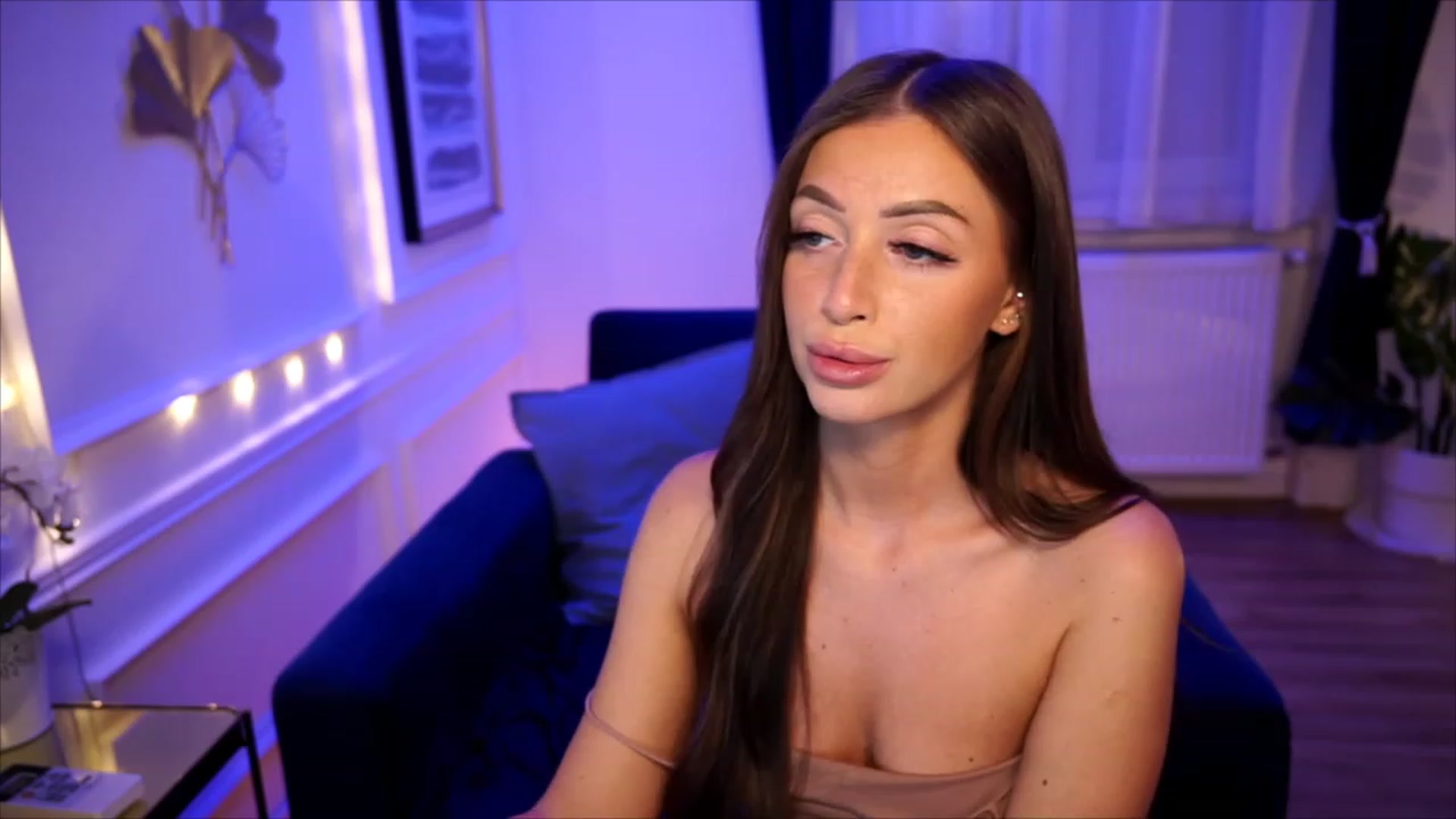 Gallery image thumbnail from emma_ruby's myfreecams stream on, 07/17/2023, 18:47 image 4 of 20