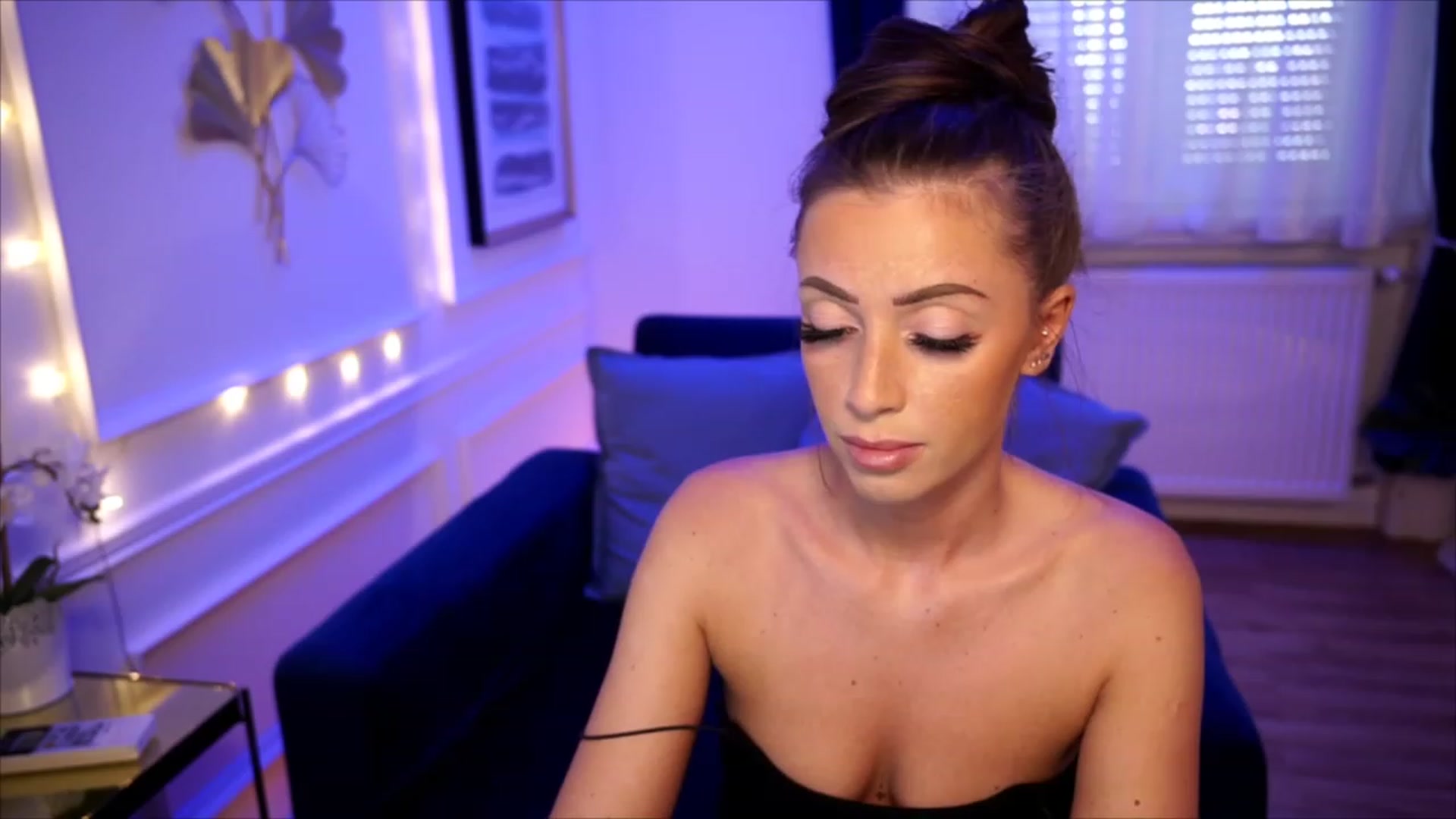 Gallery image thumbnail from emma_ruby's myfreecams stream on, 07/18/2023, 13:35 image 7 of 20