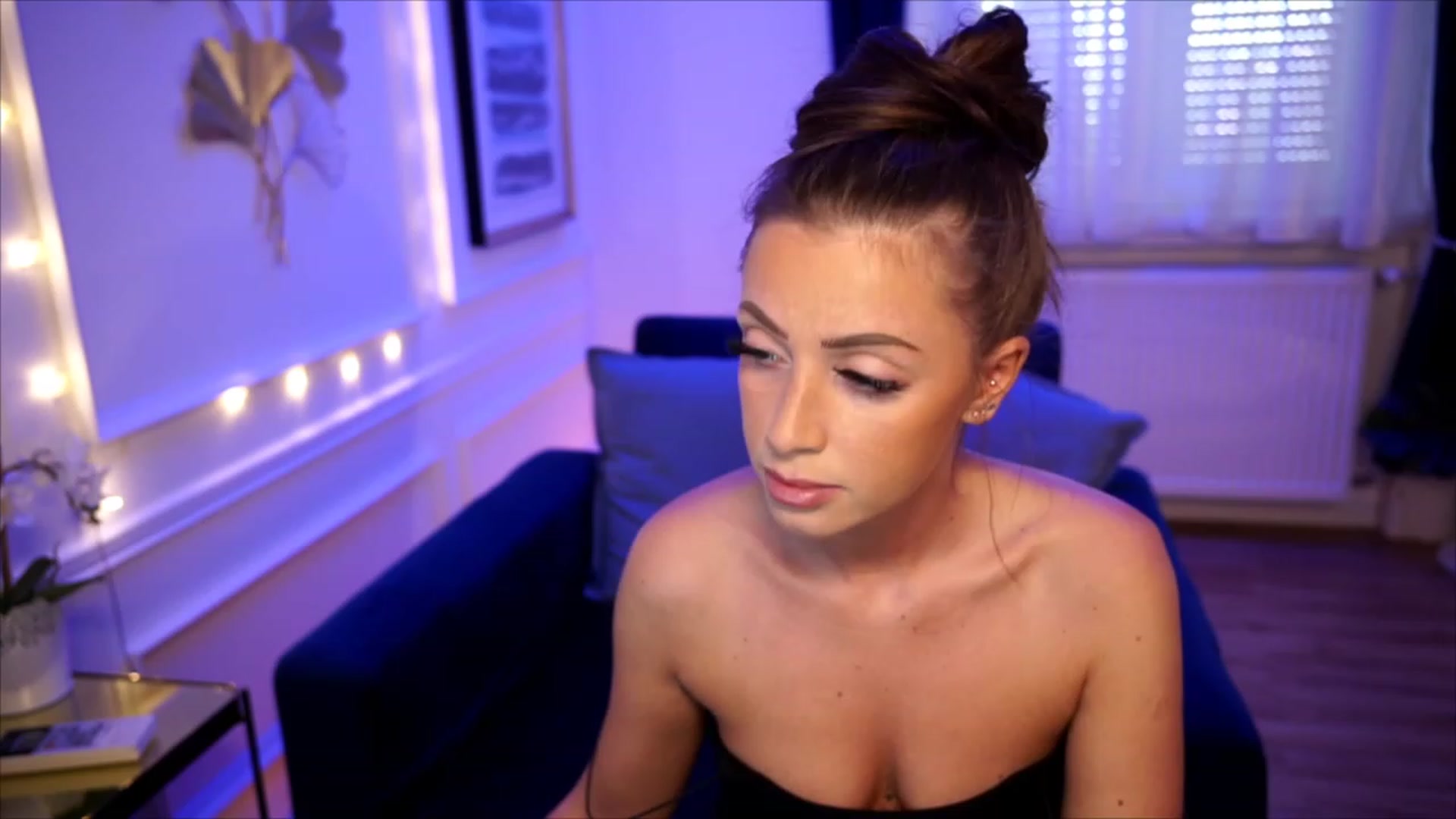 Gallery image thumbnail from emma_ruby's myfreecams stream on, 07/18/2023, 13:35 image 6 of 20