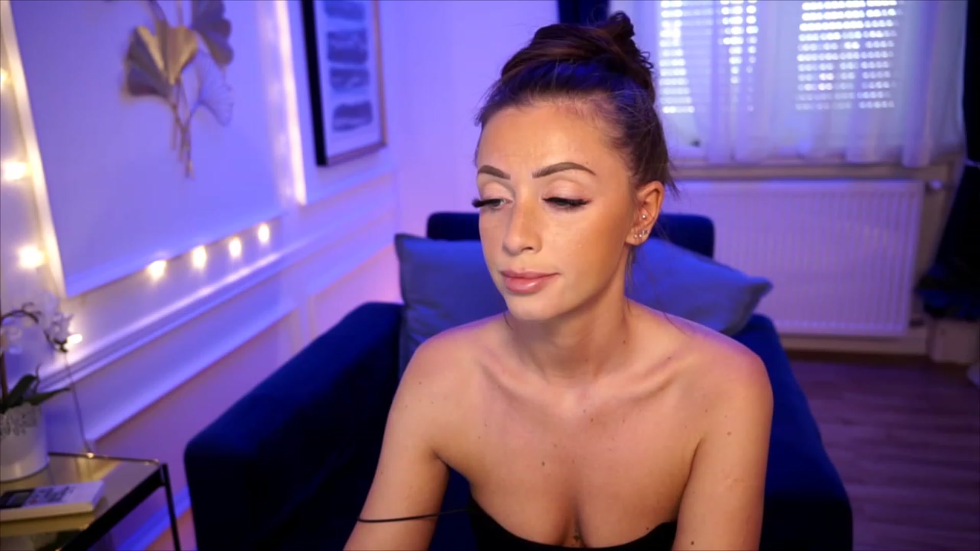 Gallery image thumbnail from emma_ruby's myfreecams stream on, 07/18/2023, 13:35 image 8 of 20