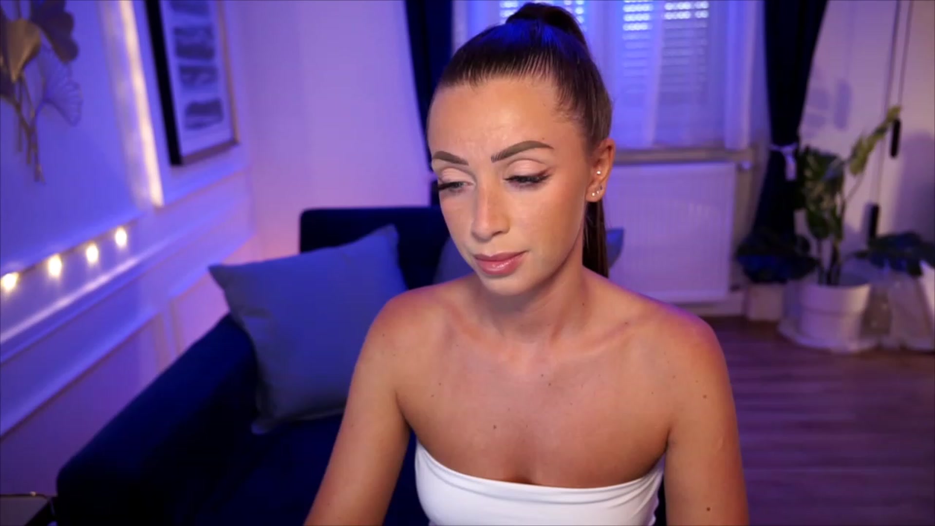 Gallery image thumbnail from emma_ruby's myfreecams stream on, 07/26/2023, 17:59 image 7 of 20