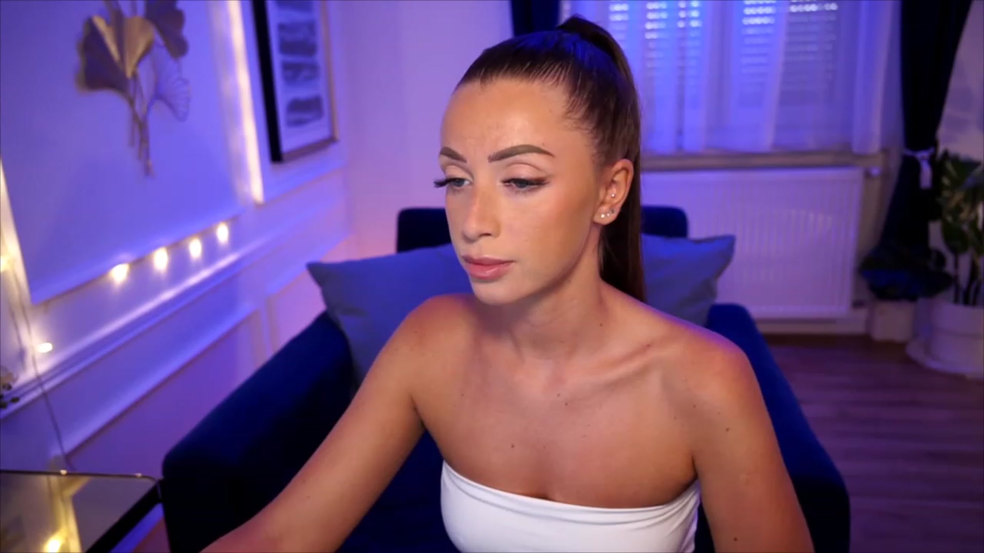 Gallery image thumbnail from emma_ruby's myfreecams stream on, 07/26/2023, 17:59 image 16 of 20