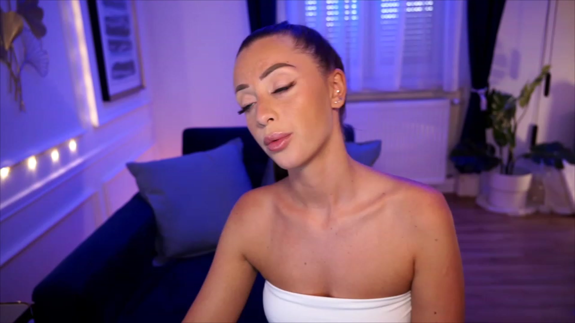 Gallery image thumbnail from emma_ruby's myfreecams stream on, 07/26/2023, 17:59 image 6 of 20