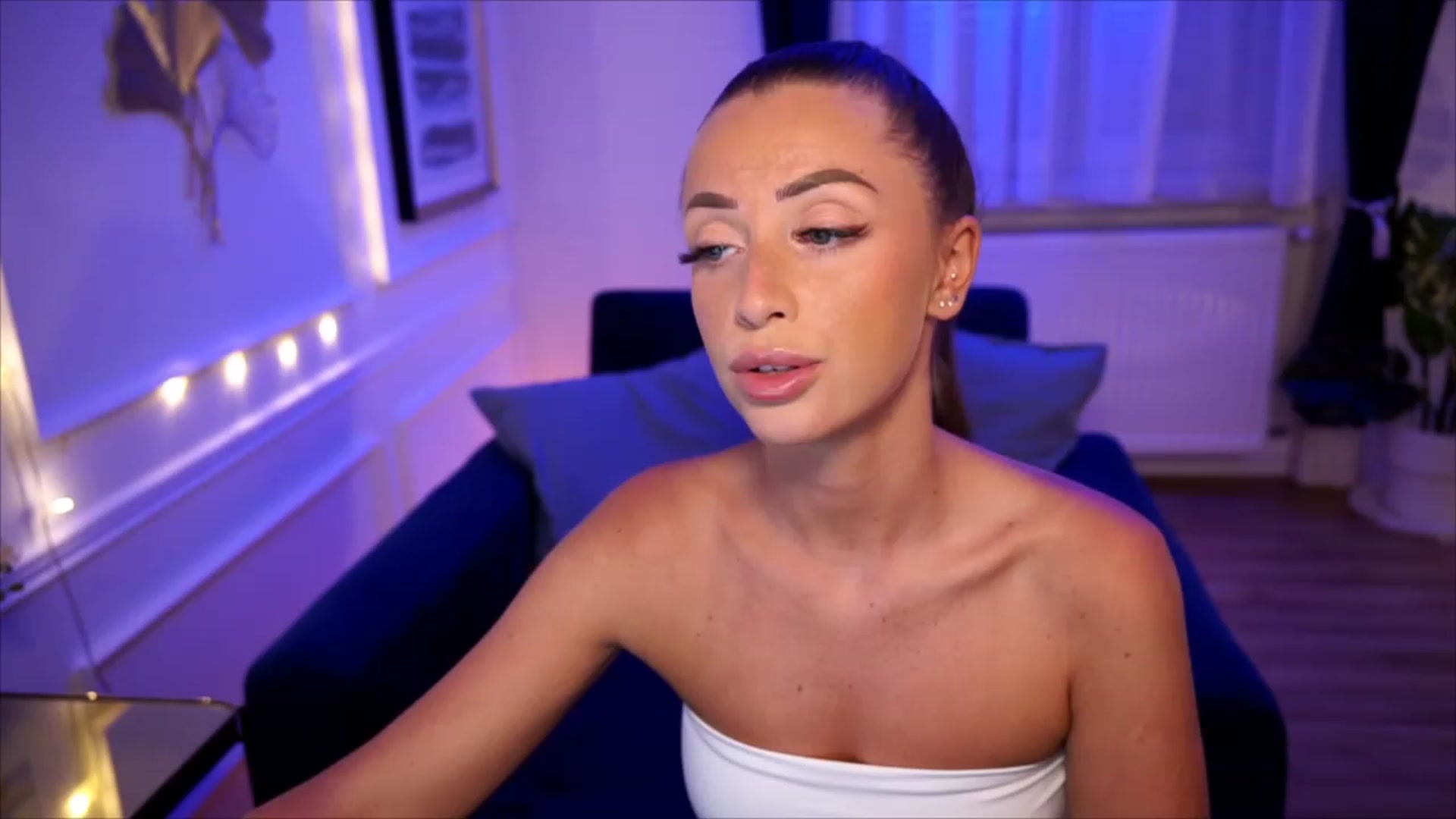 Gallery image thumbnail from emma_ruby's myfreecams stream on, 07/26/2023, 19:02 image 2 of 20