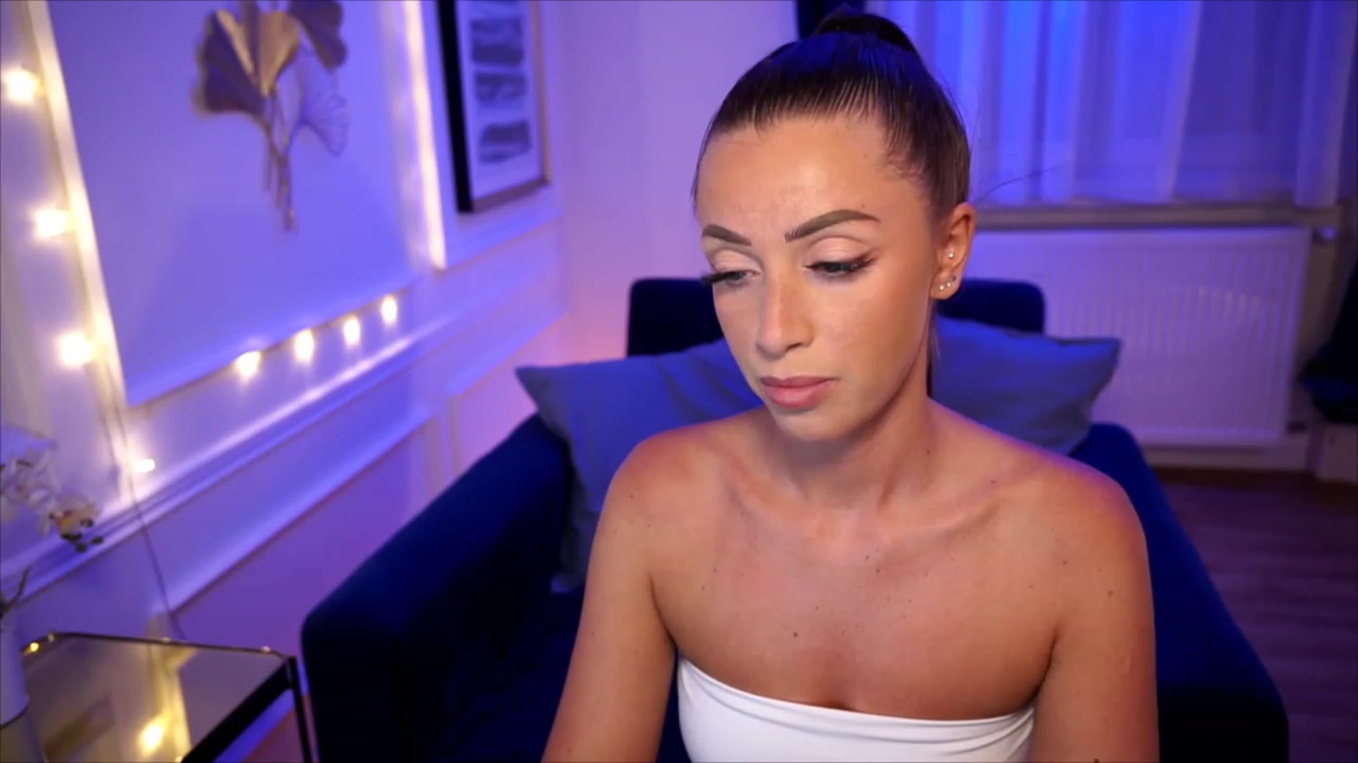Gallery image thumbnail from emma_ruby's myfreecams stream on, 07/26/2023, 19:02 image 16 of 20