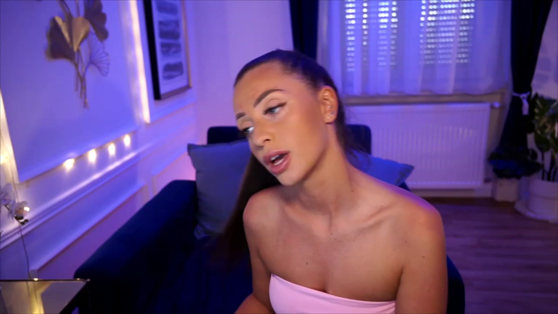 Gallery image thumbnail from emma_ruby's myfreecams stream on, 07/28/2023, 14:28 image 10 of 20