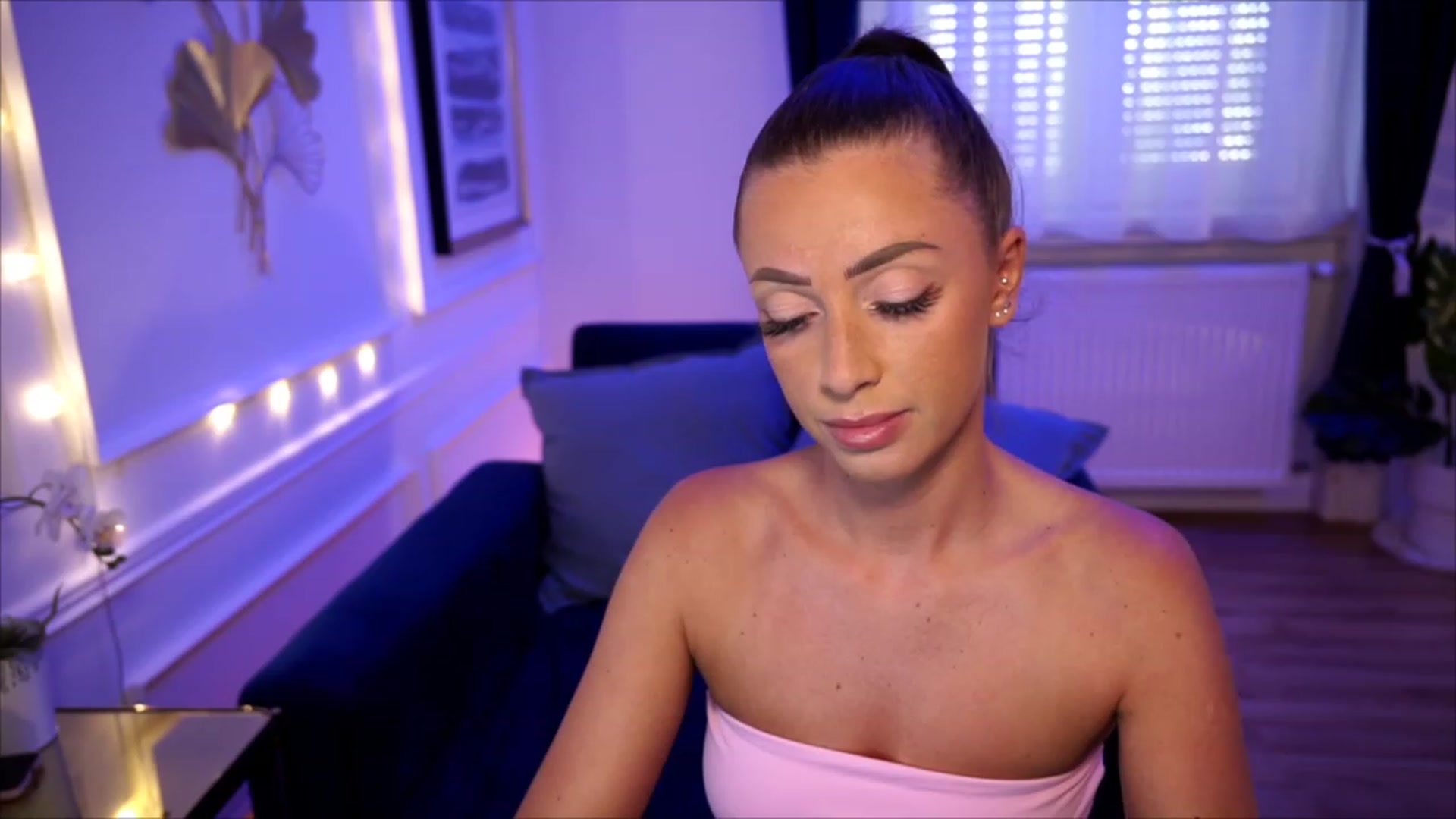Gallery image thumbnail from emma_ruby's myfreecams stream on, 07/28/2023, 14:28 image 7 of 20