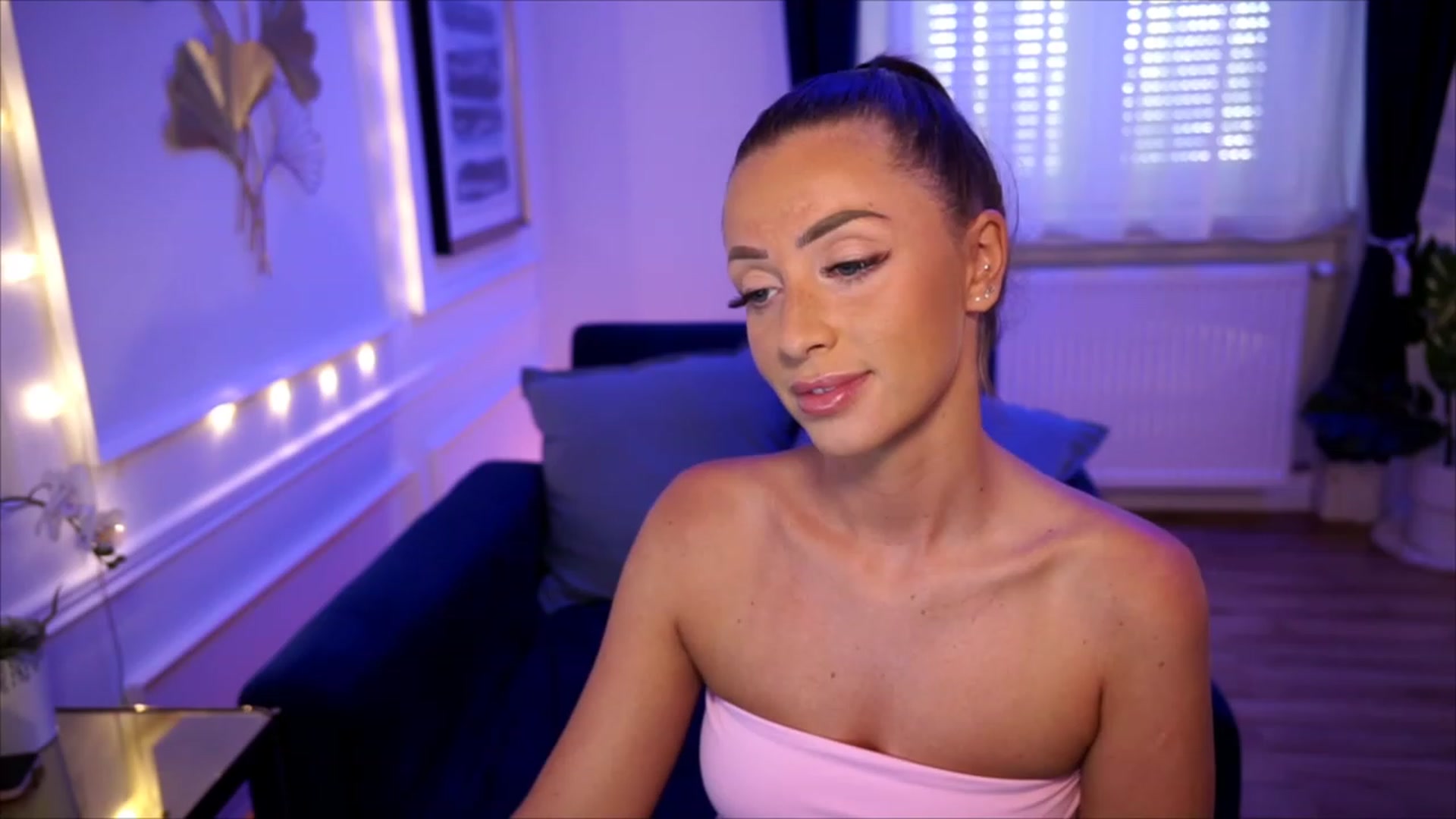Gallery image thumbnail from emma_ruby's myfreecams stream on, 07/28/2023, 14:28 image 6 of 20