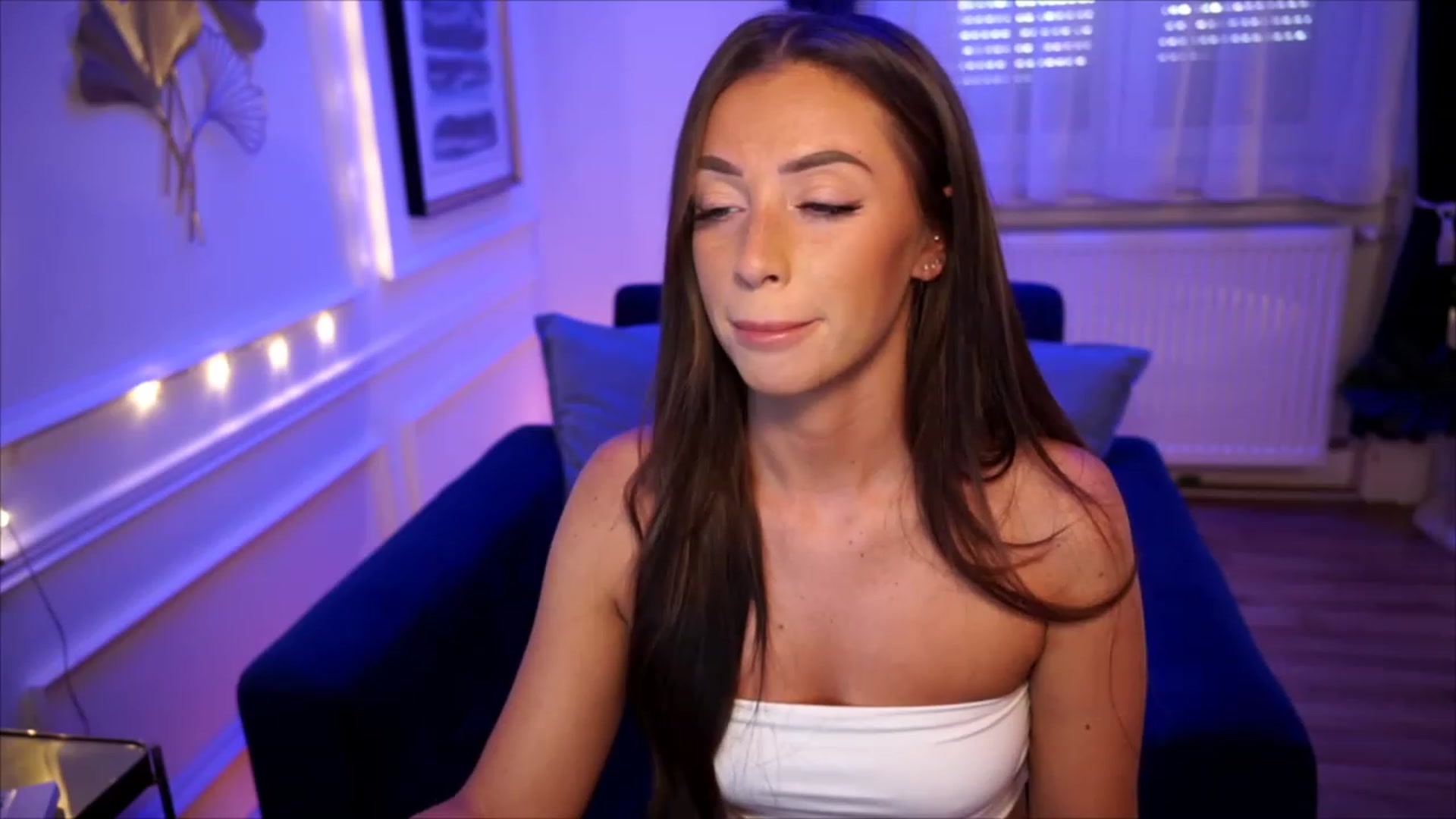 Gallery image thumbnail from emma_ruby's myfreecams stream on, 08/04/2023, 10:04 image 6 of 20