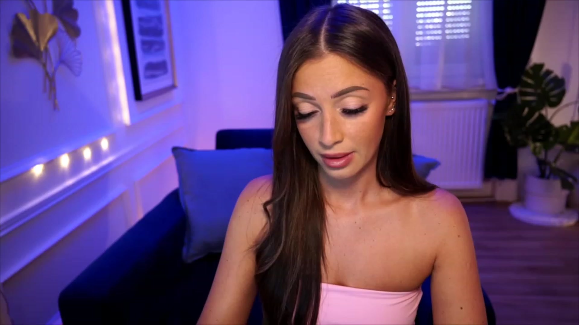 Gallery image thumbnail from emma_ruby's myfreecams stream on, 08/08/2023, 10:32 image 6 of 20