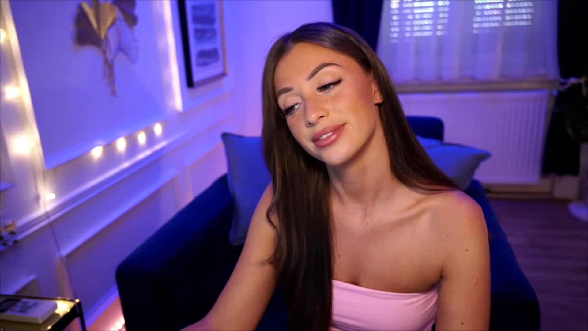 Gallery image thumbnail from emma_ruby's myfreecams stream on, 08/08/2023, 10:32 image 16 of 20