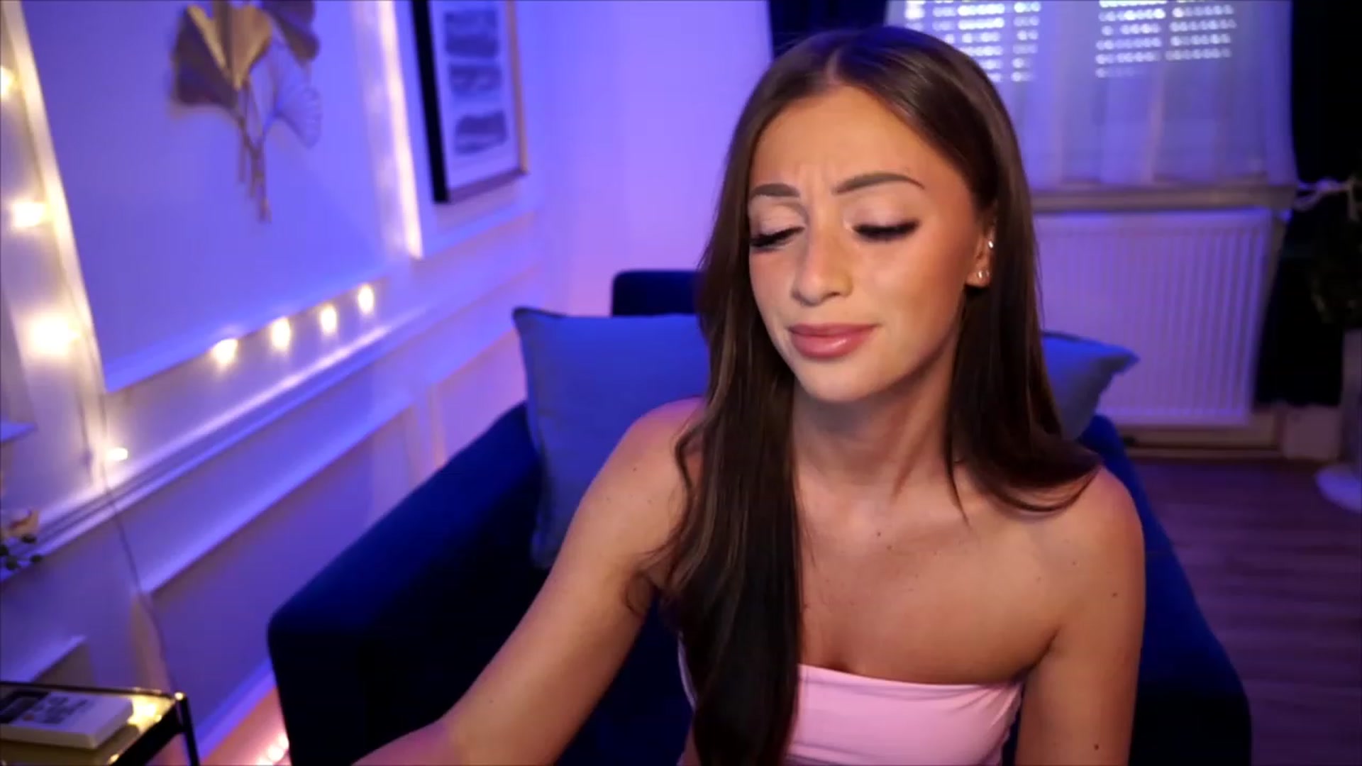 Gallery image thumbnail from emma_ruby's myfreecams stream on, 08/08/2023, 10:32 image 17 of 20