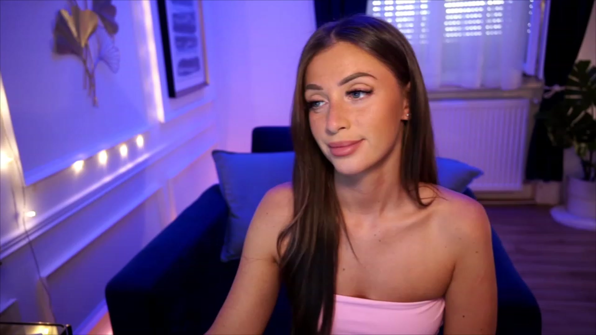 Gallery image thumbnail from emma_ruby's myfreecams stream on, 08/08/2023, 15:28 image 2 of 20